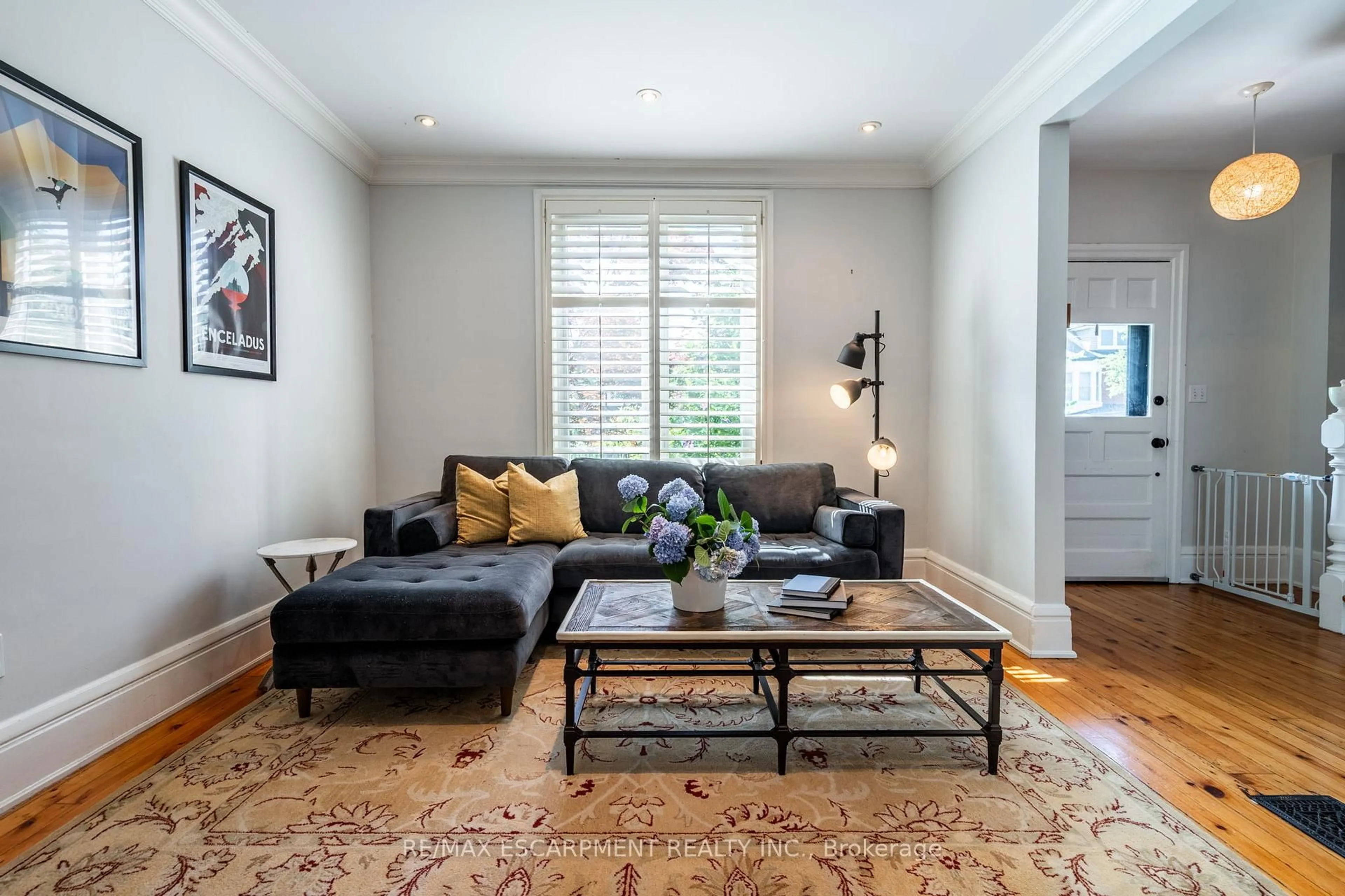 Living room with furniture, unknown for 35 MOUNTAIN Ave, Hamilton Ontario L8P 4E8