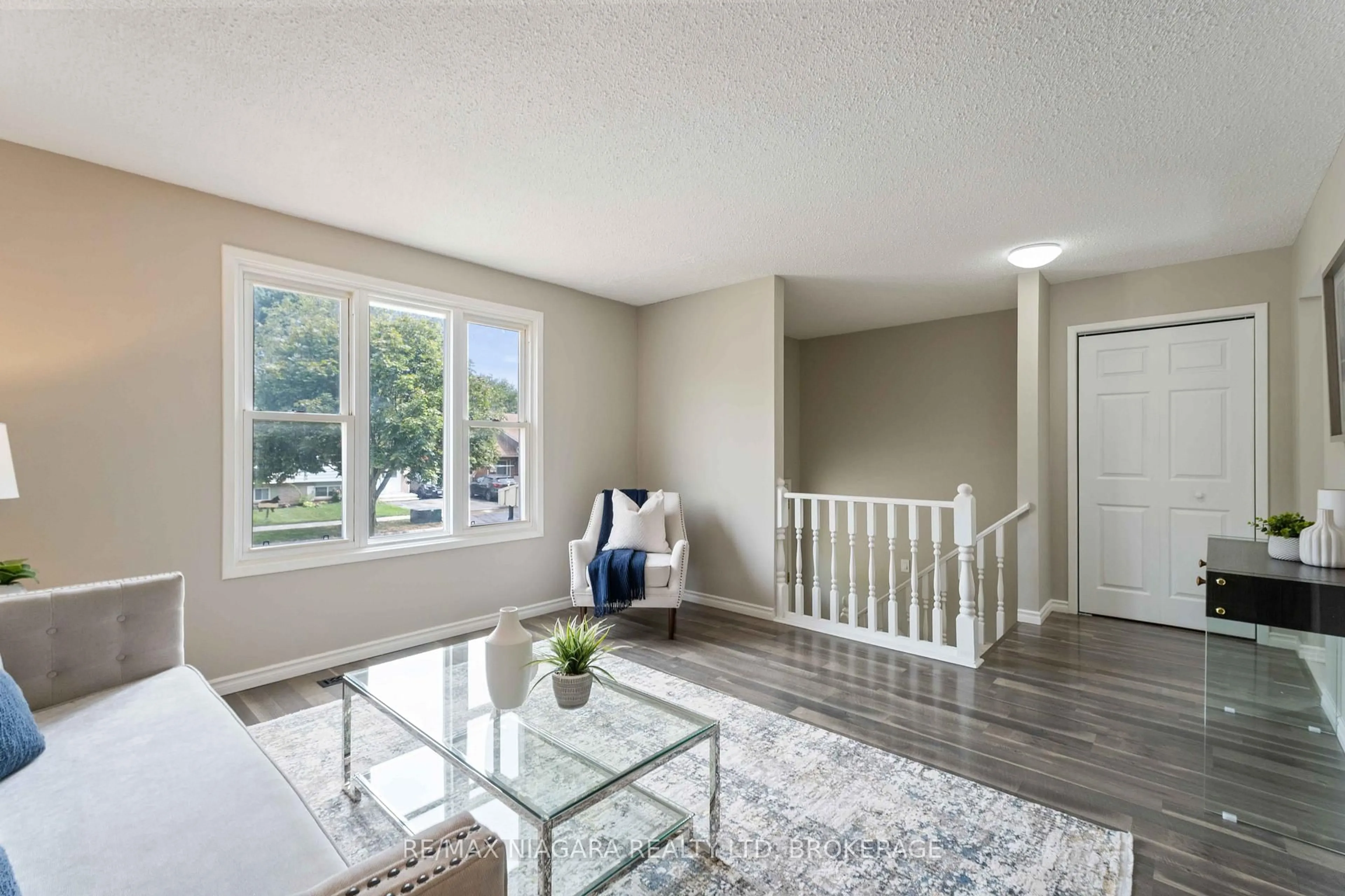 Living room with furniture, unknown for 8299 Mundare Cres, Niagara Falls Ontario L2G 7M6