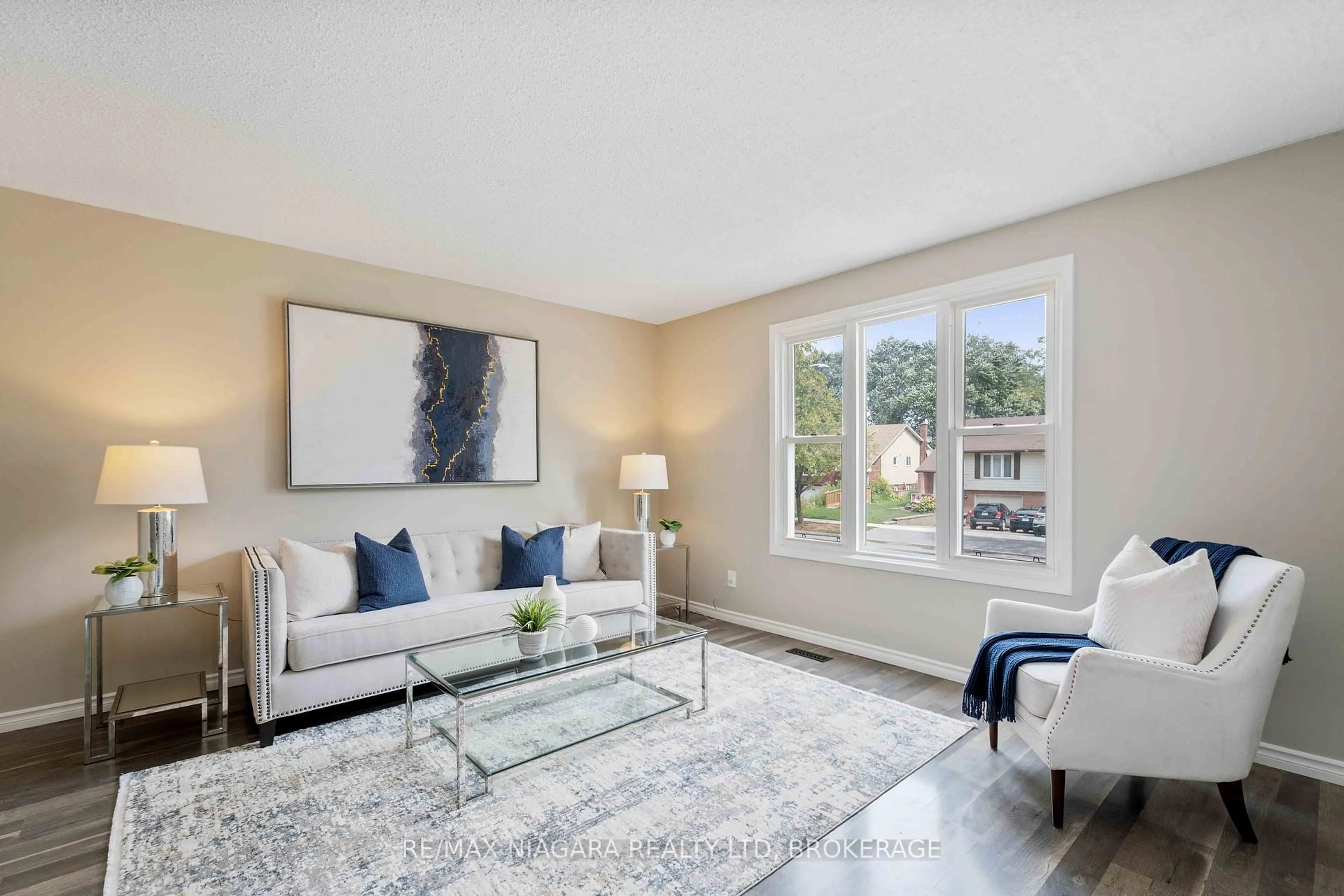 Living room with furniture, unknown for 8299 Mundare Cres, Niagara Falls Ontario L2G 7M6