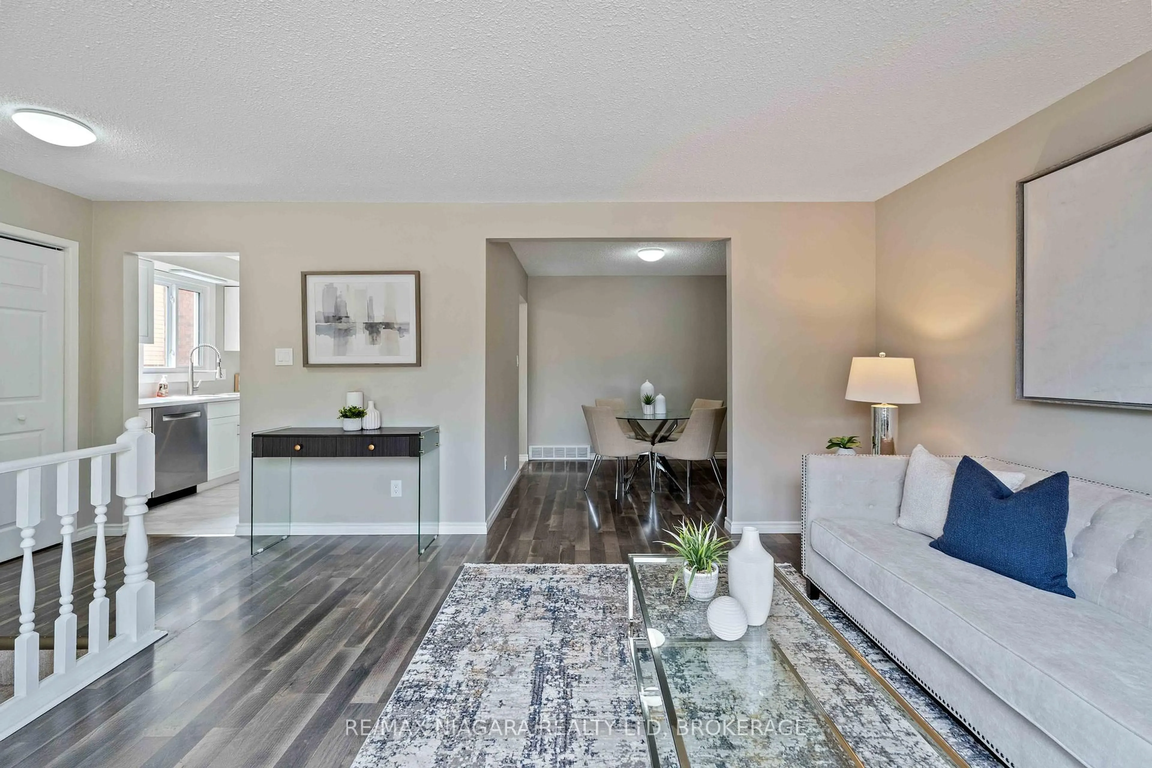 Living room with furniture, unknown for 8299 Mundare Cres, Niagara Falls Ontario L2G 7M6