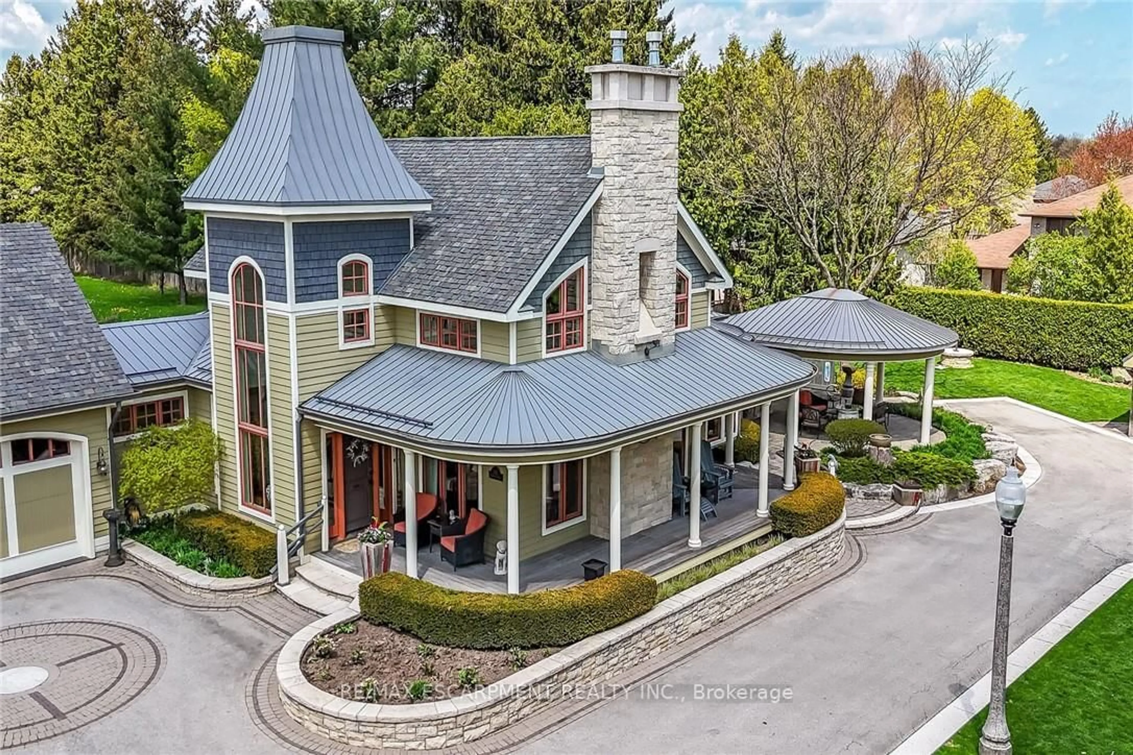 A pic from outside/outdoor area/front of a property/back of a property/a pic from drone, mountain view for 285 Hamilton Dr, Hamilton Ontario L9G 2A9