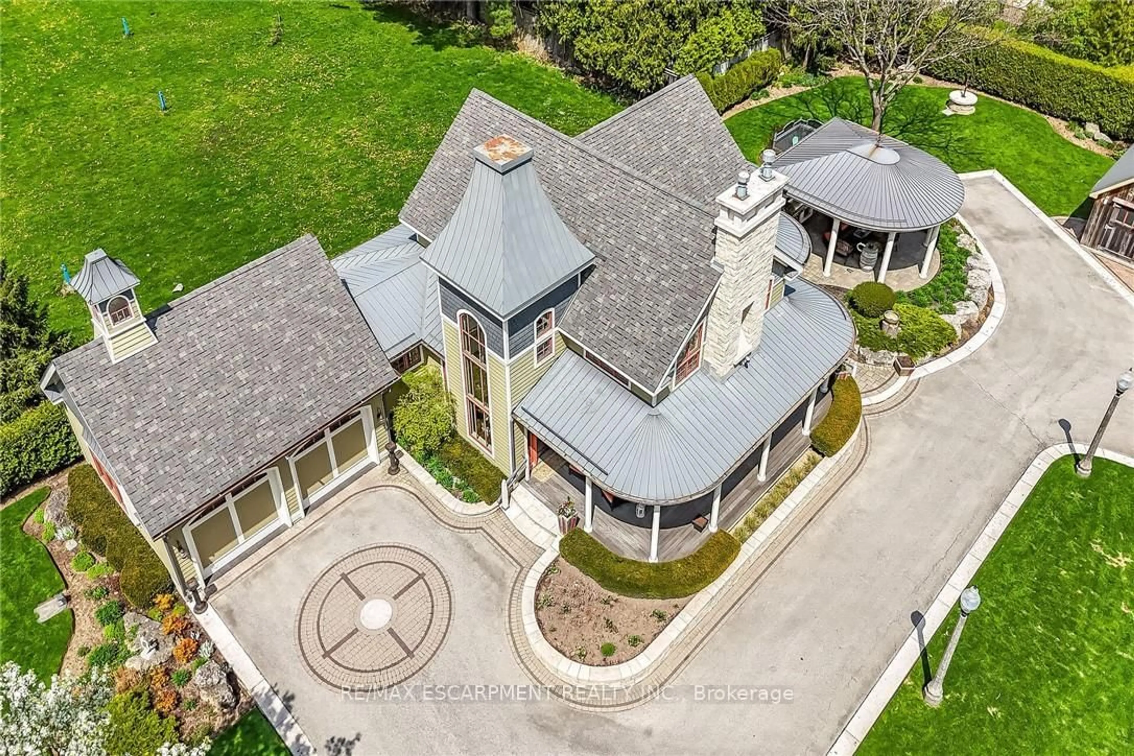 A pic from outside/outdoor area/front of a property/back of a property/a pic from drone, building for 285 Hamilton Dr, Hamilton Ontario L9G 2A9