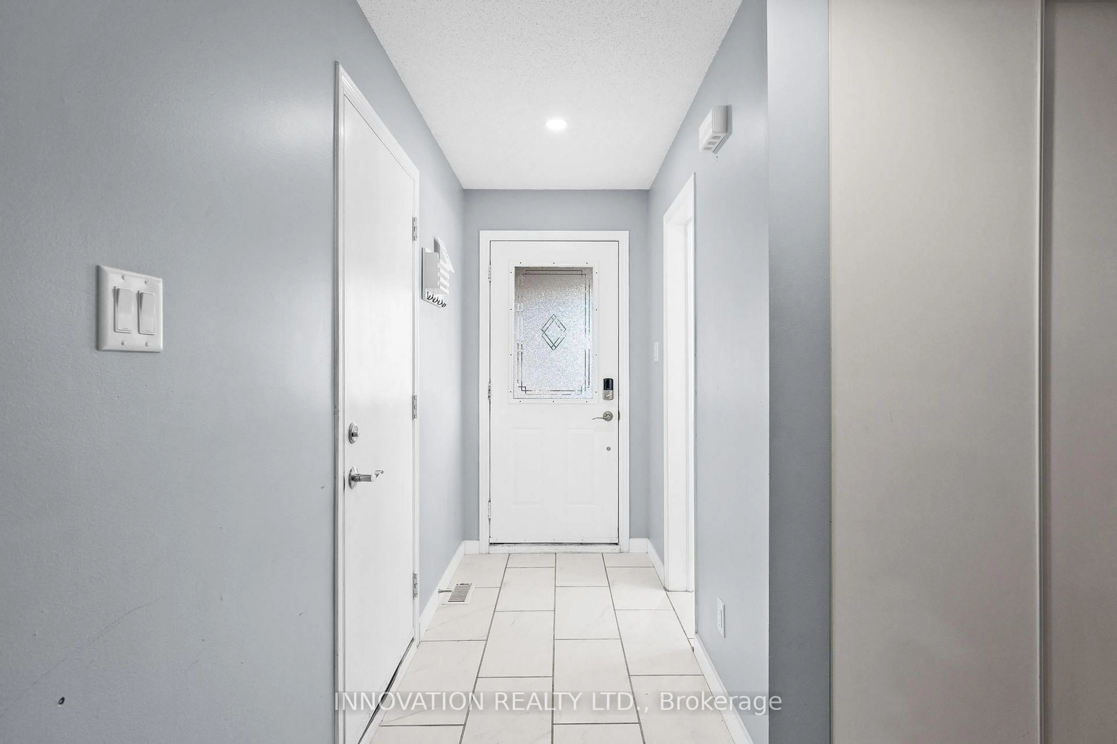 Indoor entryway for 20 Banchory Cres, Kanata Ontario K2K 2V4