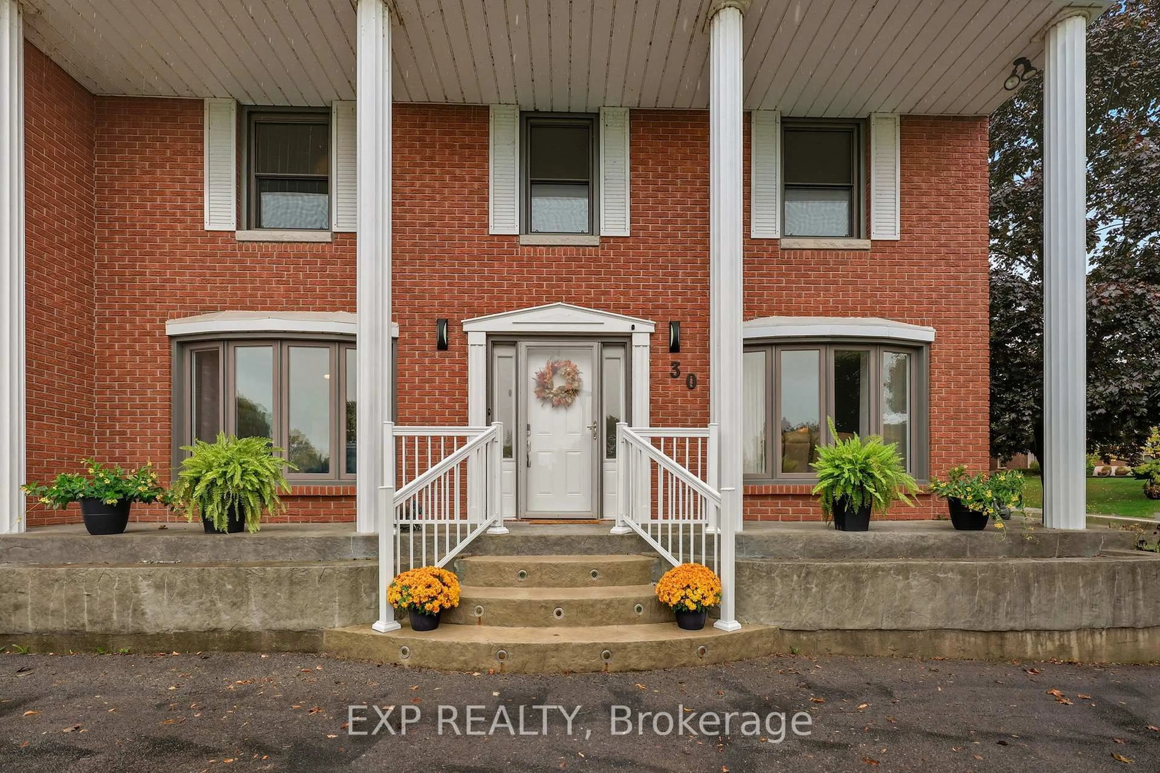 Indoor entryway for 30 Lingwood Dr, Norfolk Ontario N0E 1Y0