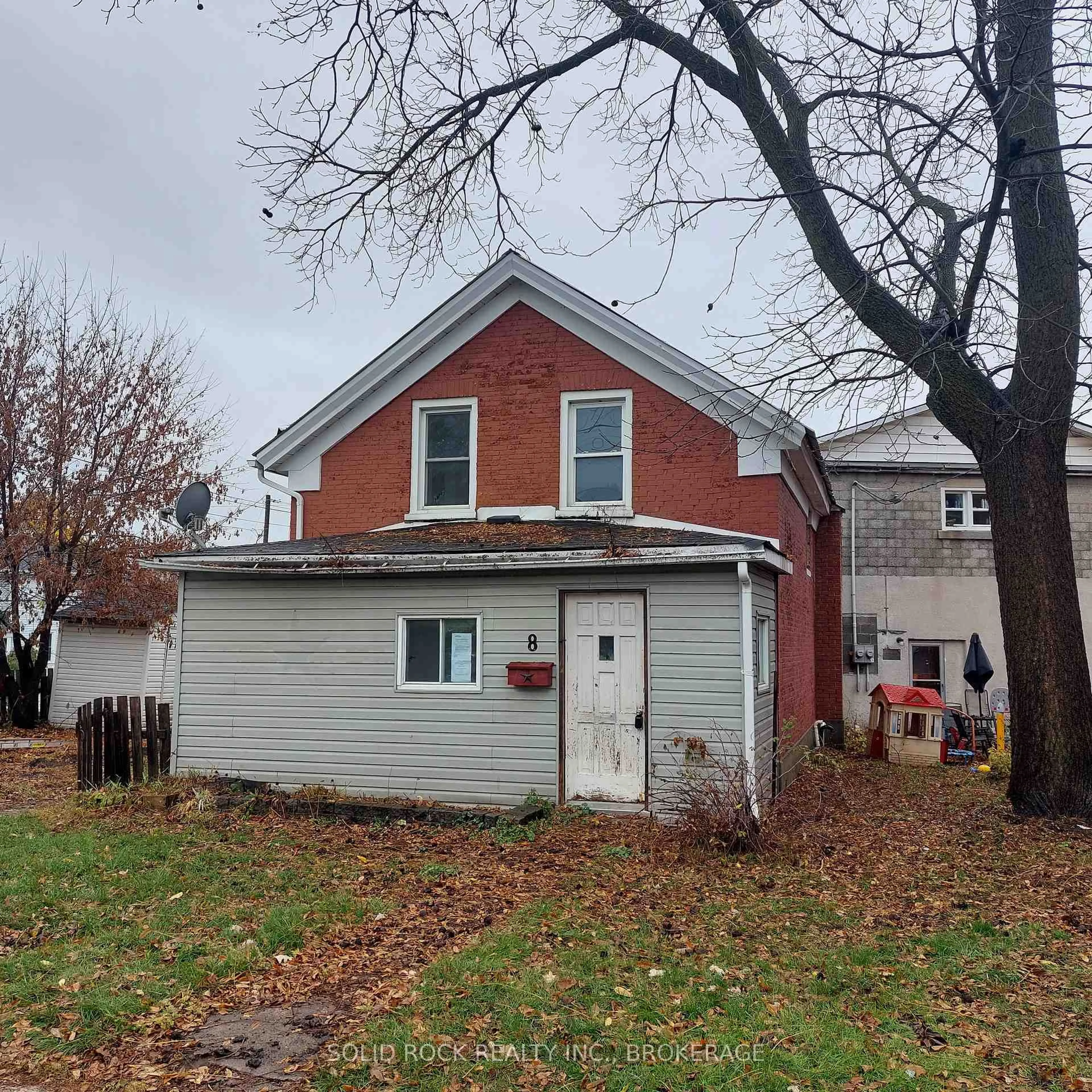 Unknown for 8 Montague St, Smiths Falls Ontario K7A 2M1