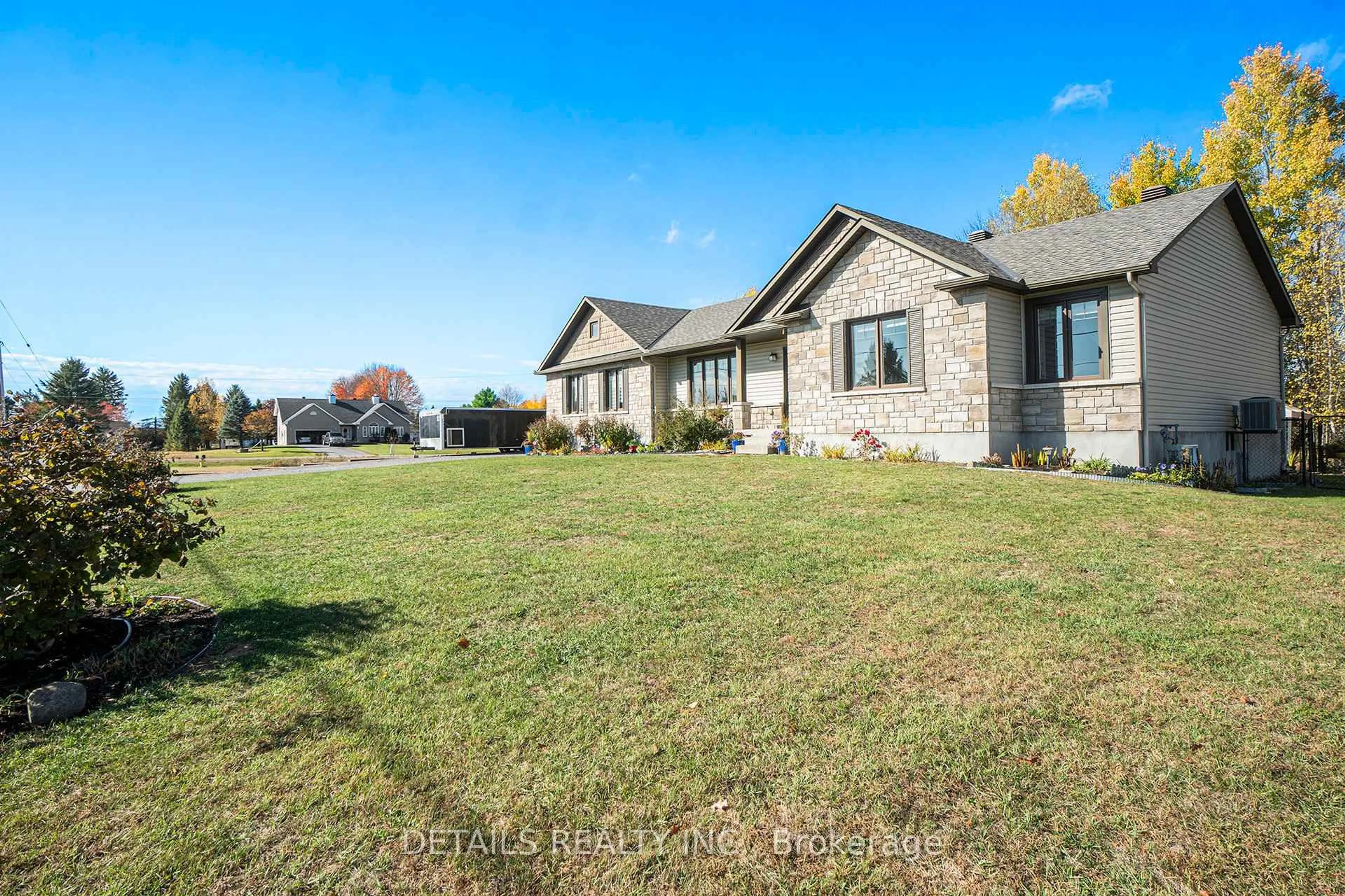 A pic from outside/outdoor area/front of a property/back of a property/a pic from drone, unknown for 2043 Paul Dr, Clarence-Rockland Ontario K0A 1E0