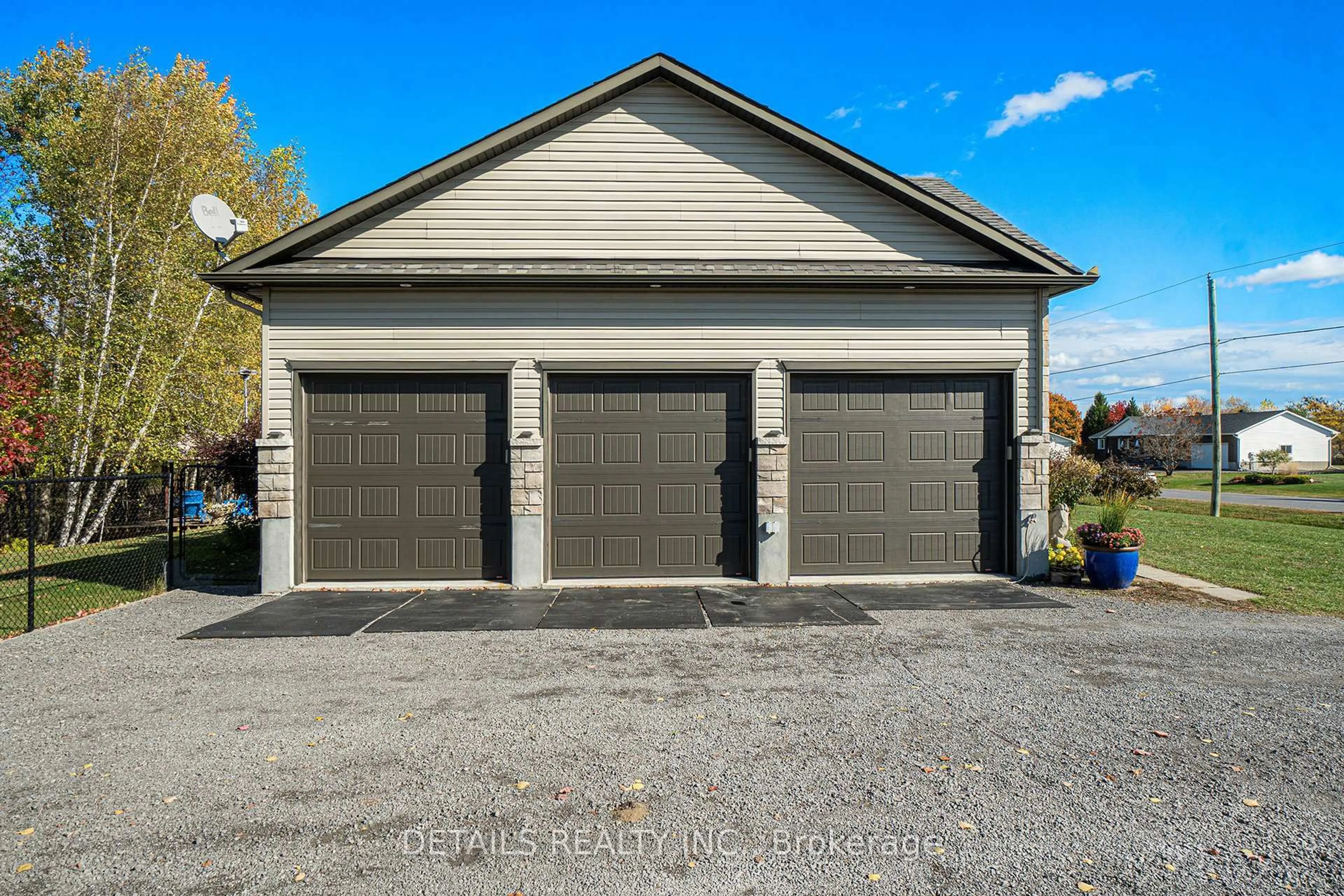 Indoor garage for 2043 Paul Dr, Clarence-Rockland Ontario K0A 1E0