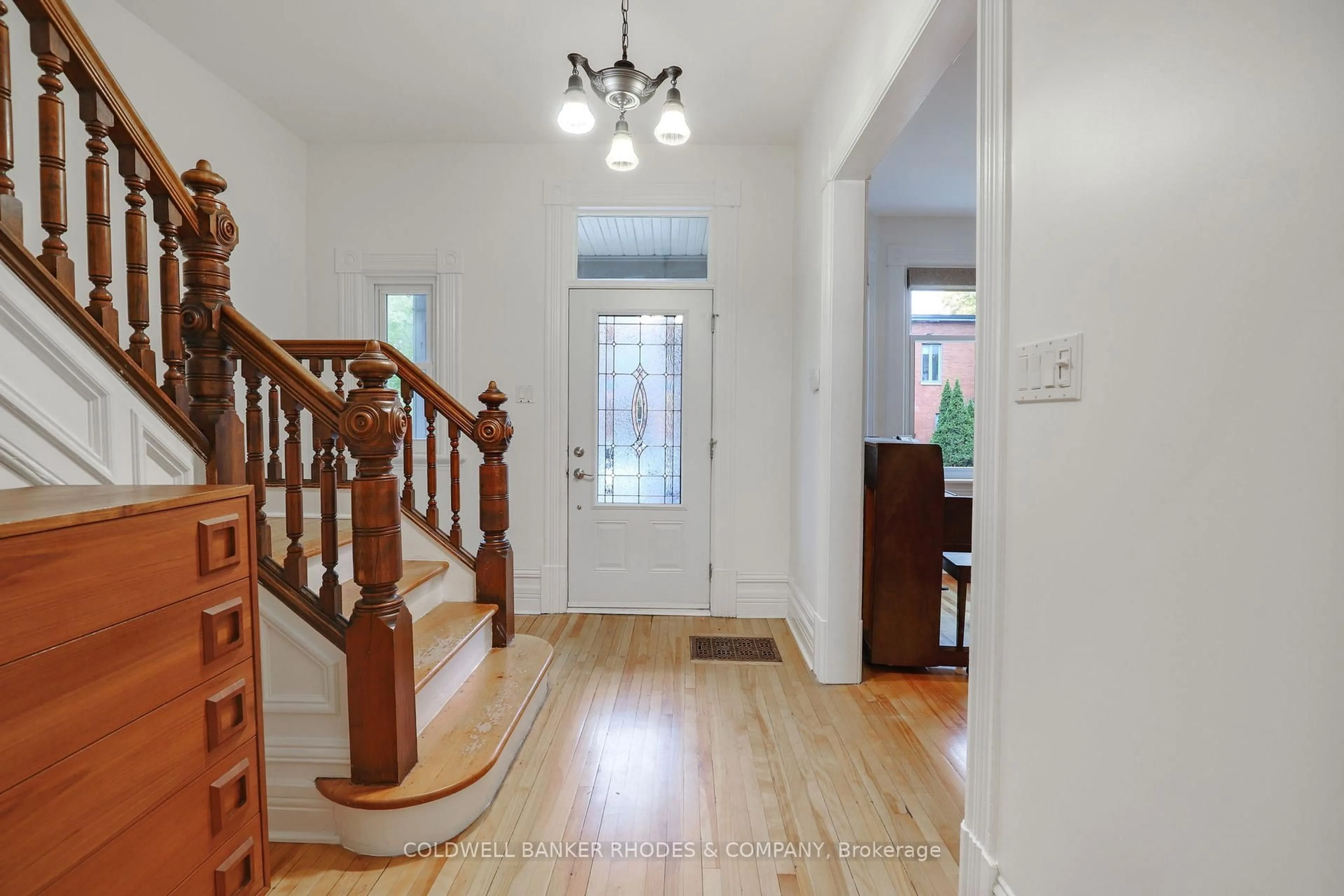 Indoor foyer for 144 Mcleod St, Ottawa Ontario K2P 0Z7