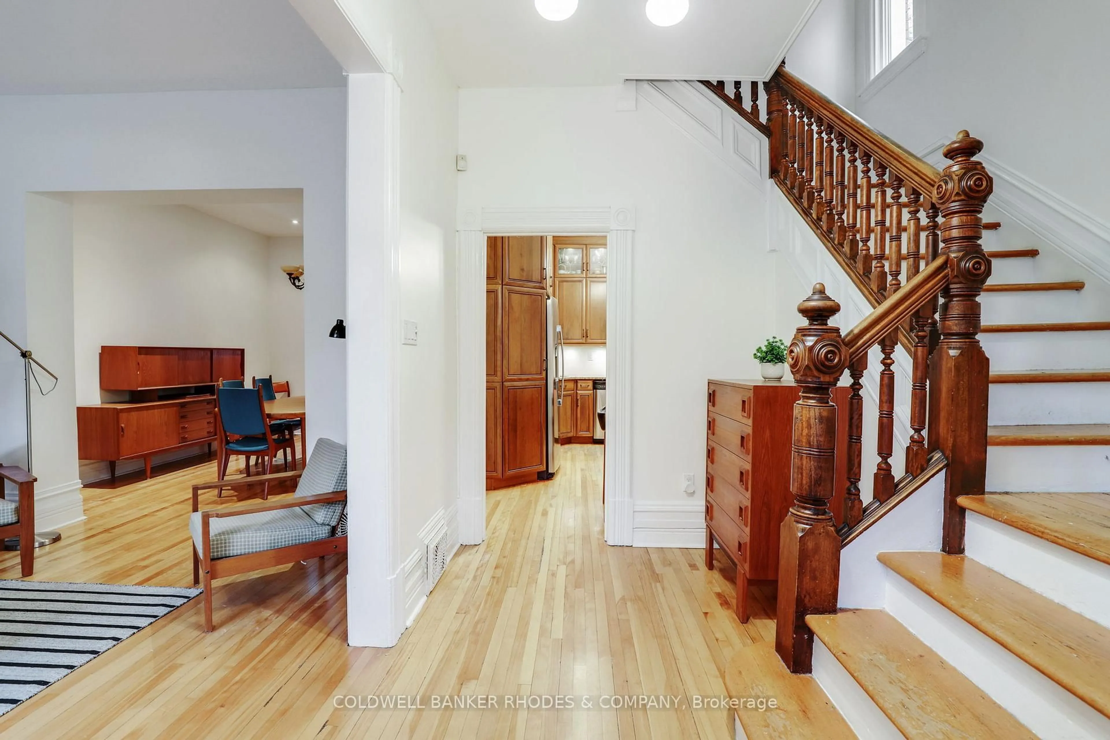 Indoor foyer for 144 Mcleod St, Ottawa Ontario K2P 0Z7