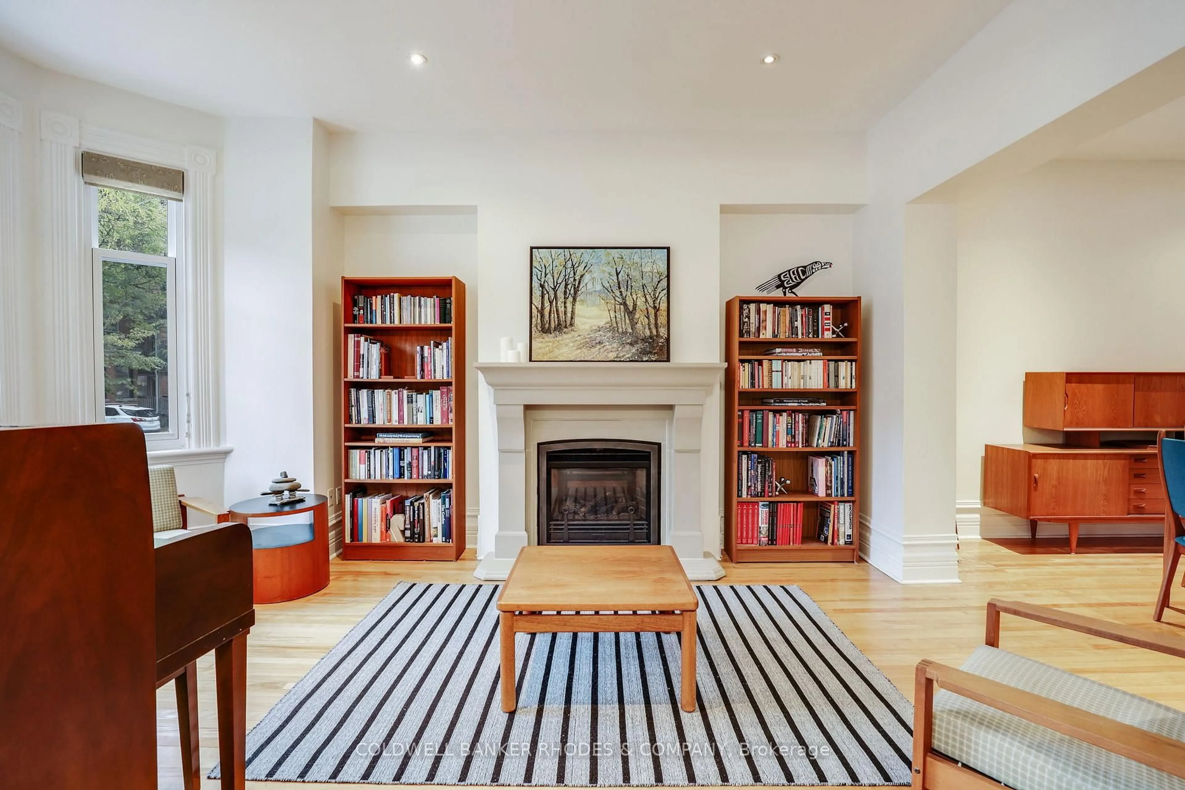 Living room with furniture, unknown for 144 Mcleod St, Ottawa Ontario K2P 0Z7