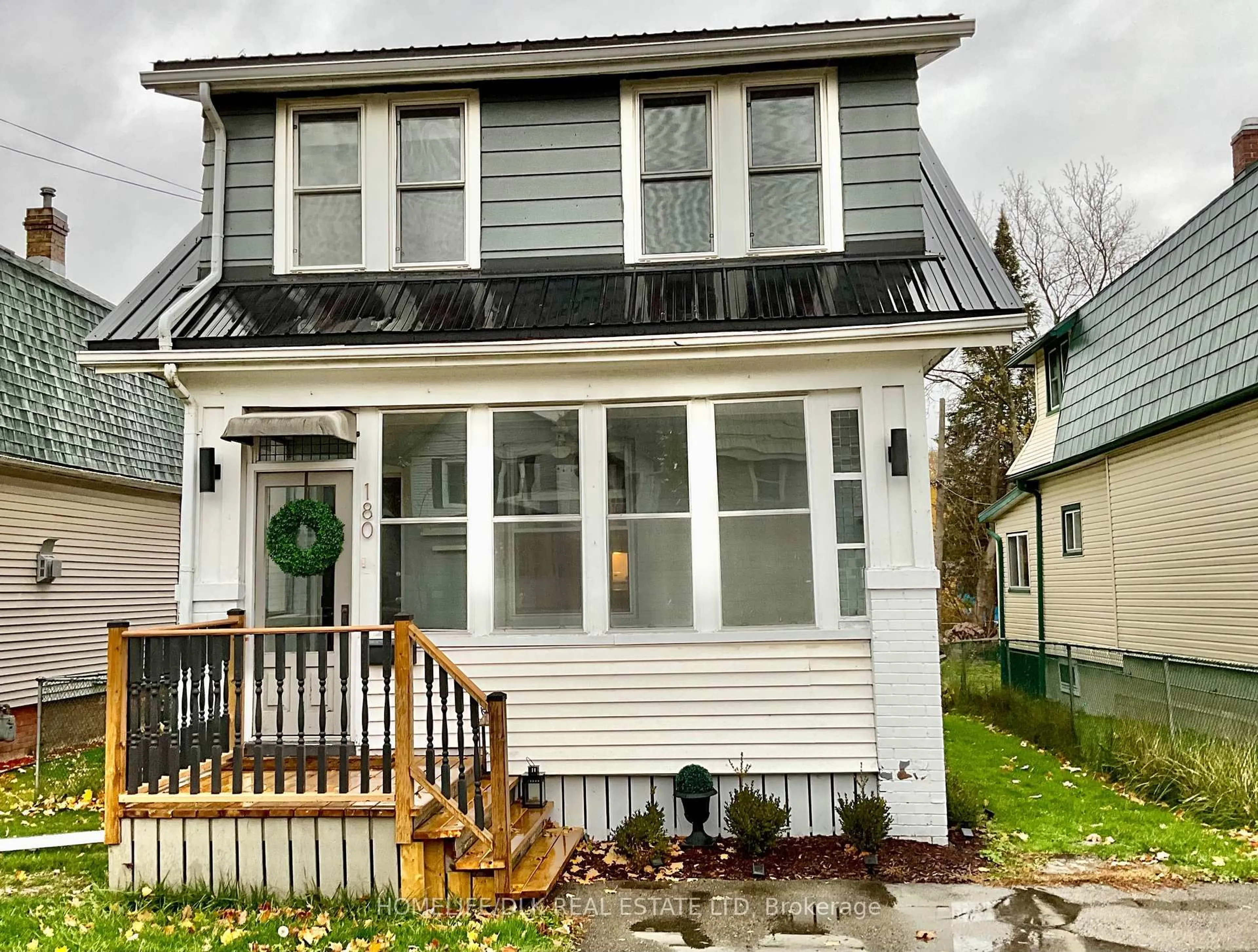 Home with vinyl exterior material, street for 180 Pearl St, Brockville Ontario K6V 4C8