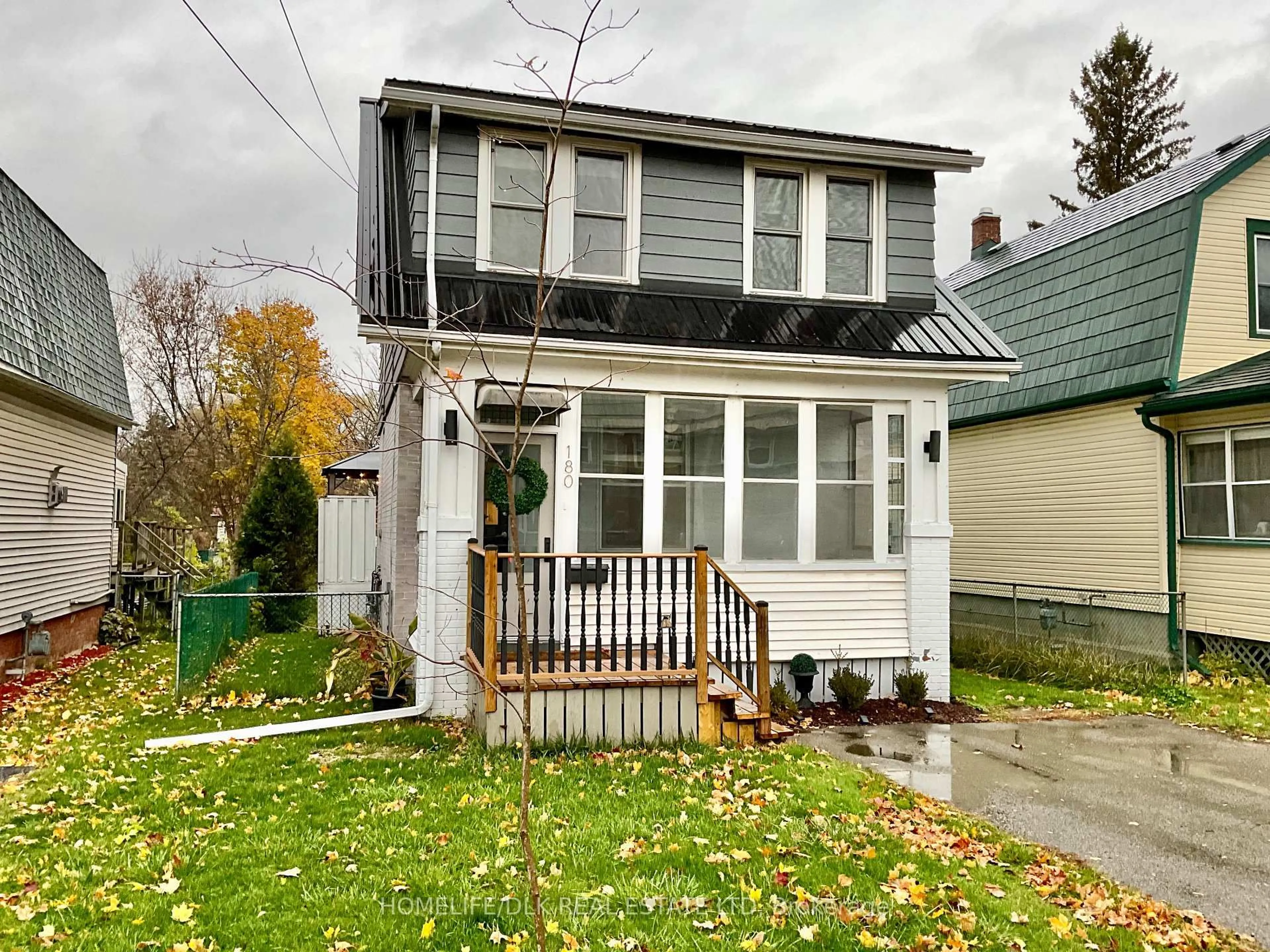 Home with vinyl exterior material, street for 180 Pearl St, Brockville Ontario K6V 4C8