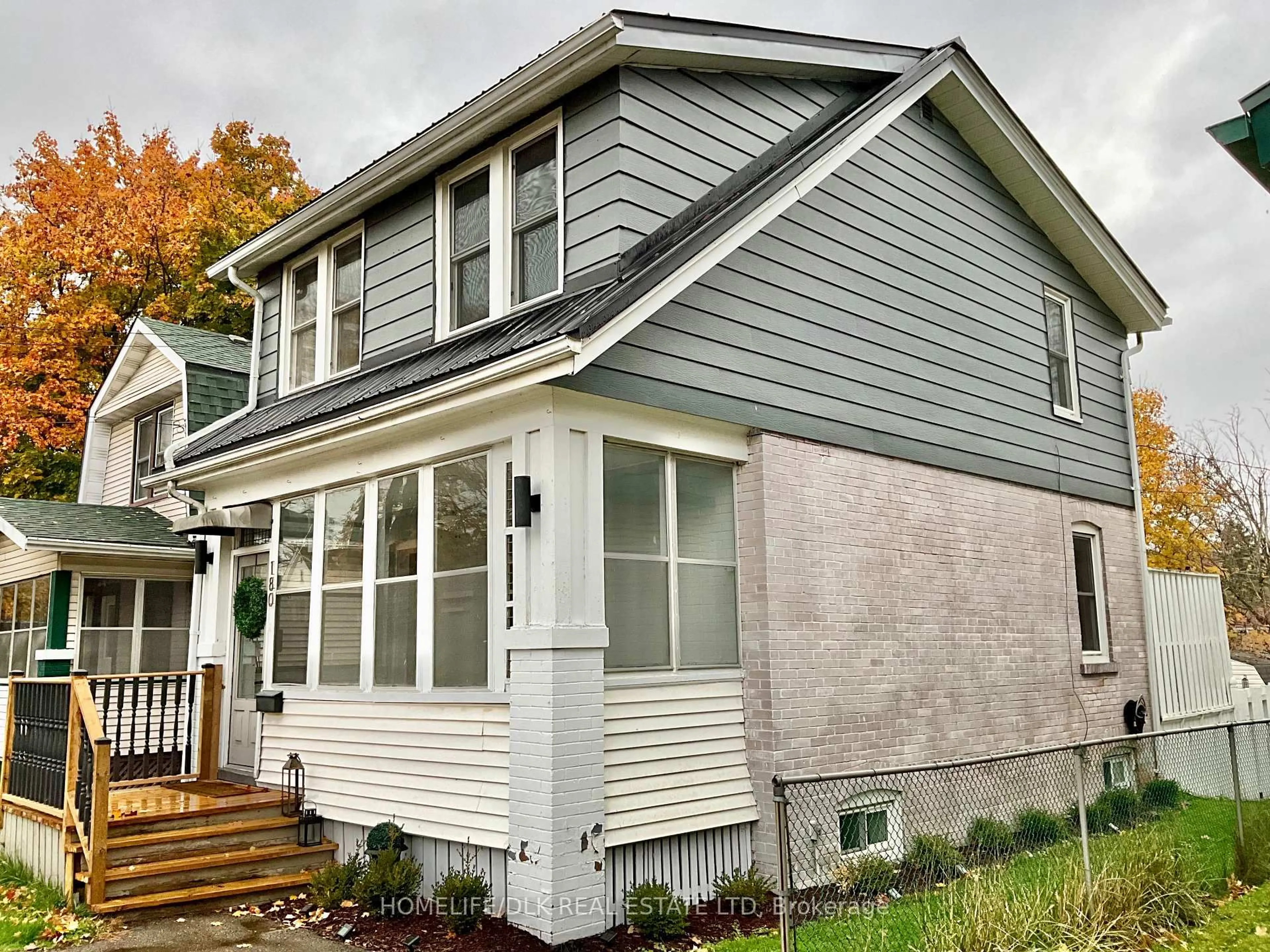 Home with vinyl exterior material, street for 180 Pearl St, Brockville Ontario K6V 4C8