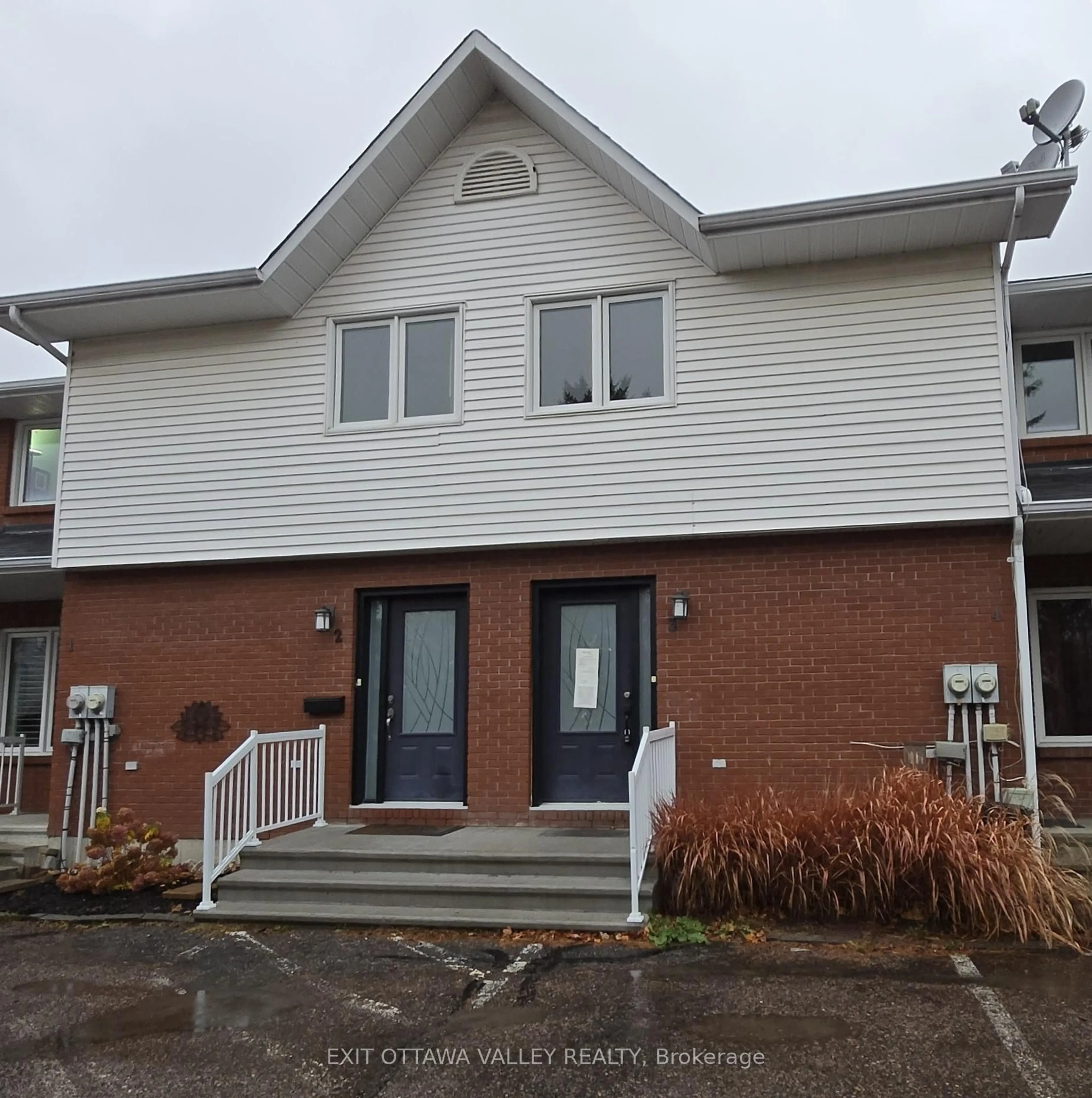Home with brick exterior material, building for 10 Charles St #3, Arnprior Ontario K7S 1A7