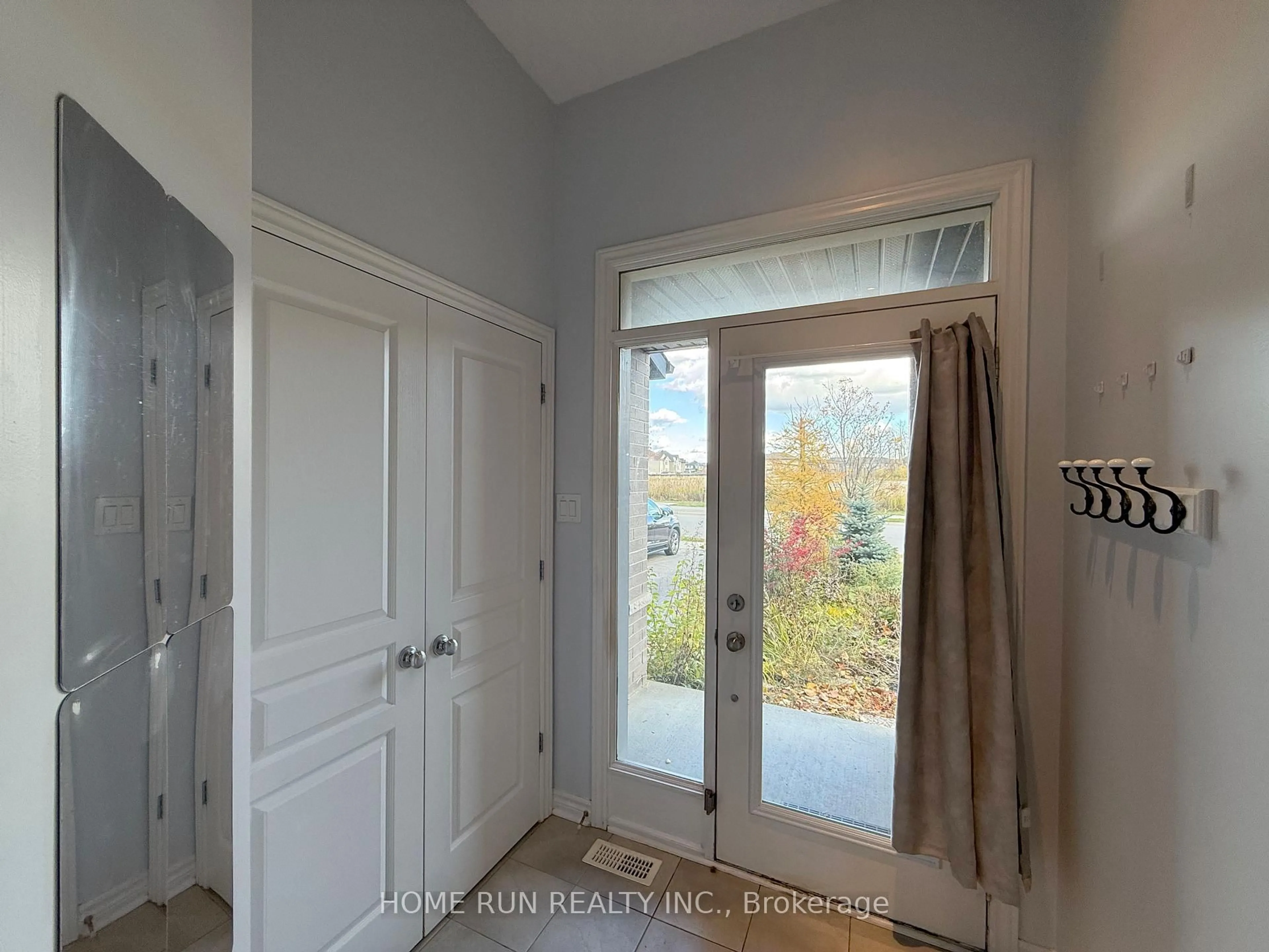 Indoor entryway for 781 Brian Good Ave, Ottawa Ontario K4M 0E3