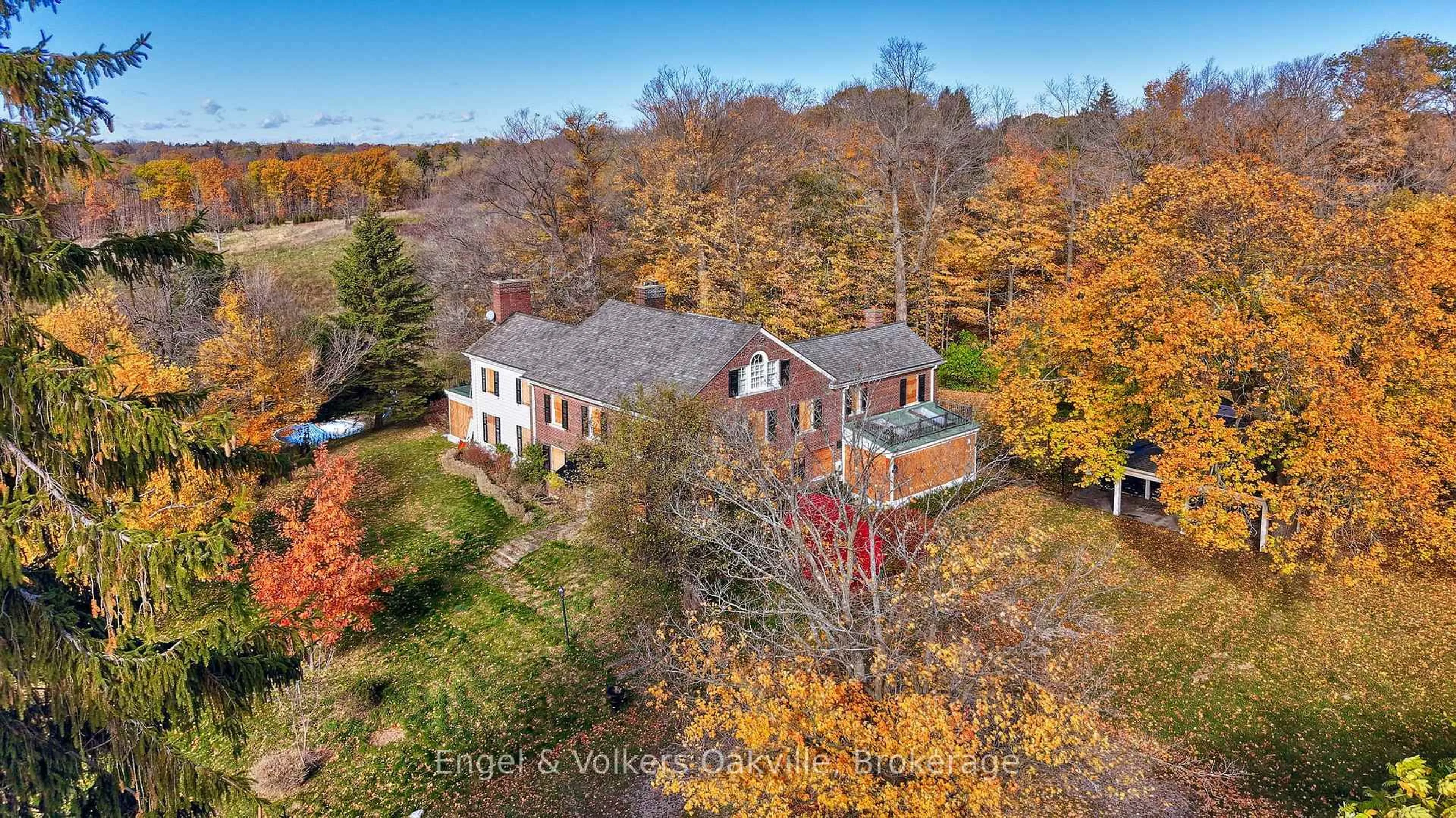 A pic from outside/outdoor area/front of a property/back of a property/a pic from drone, unknown for 345 Mountain Brow Rd, Hamilton Ontario L7R 3X5