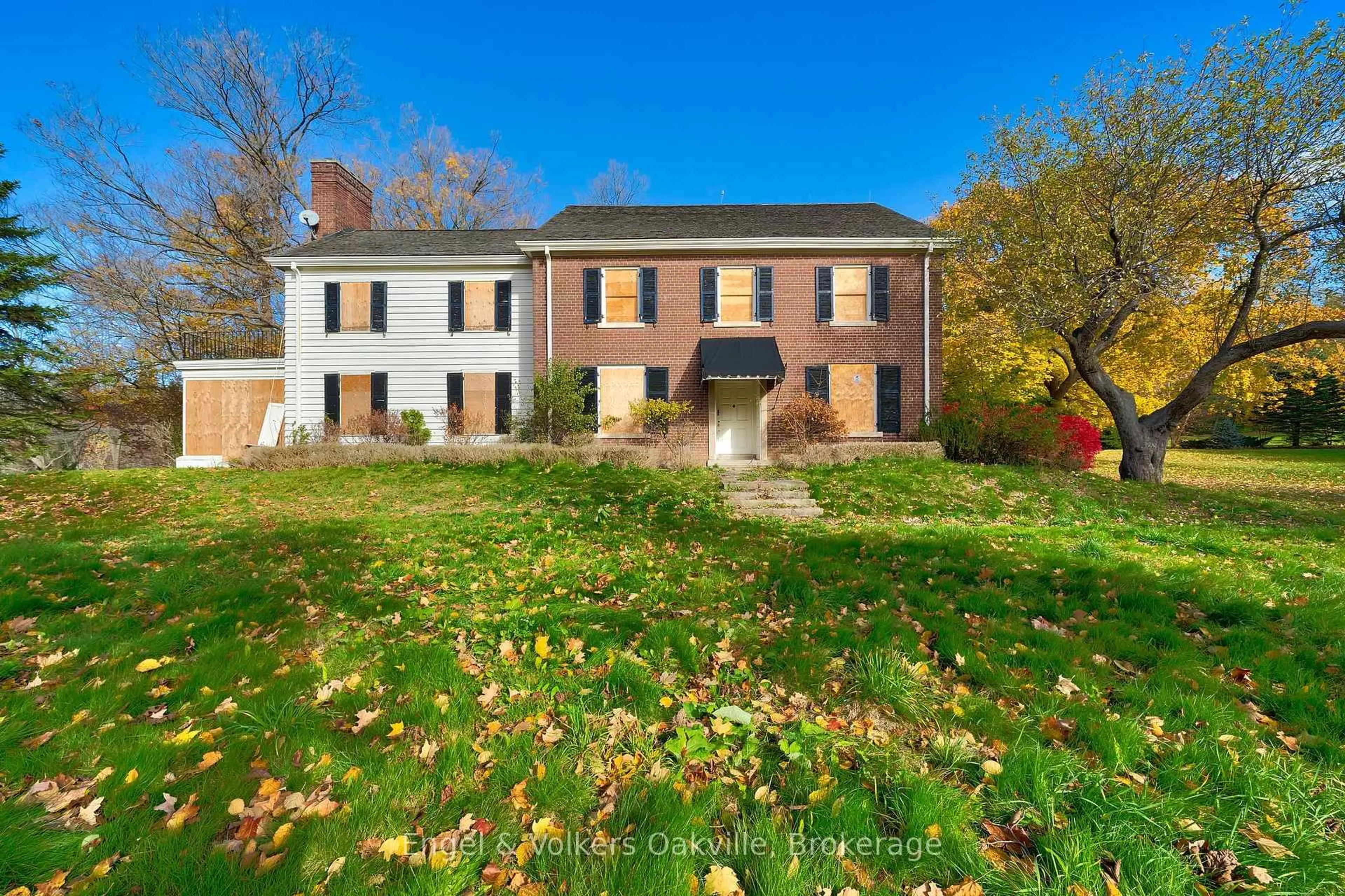 Home with brick exterior material, building for 345 Mountain Brow Rd, Hamilton Ontario L7R 3X5
