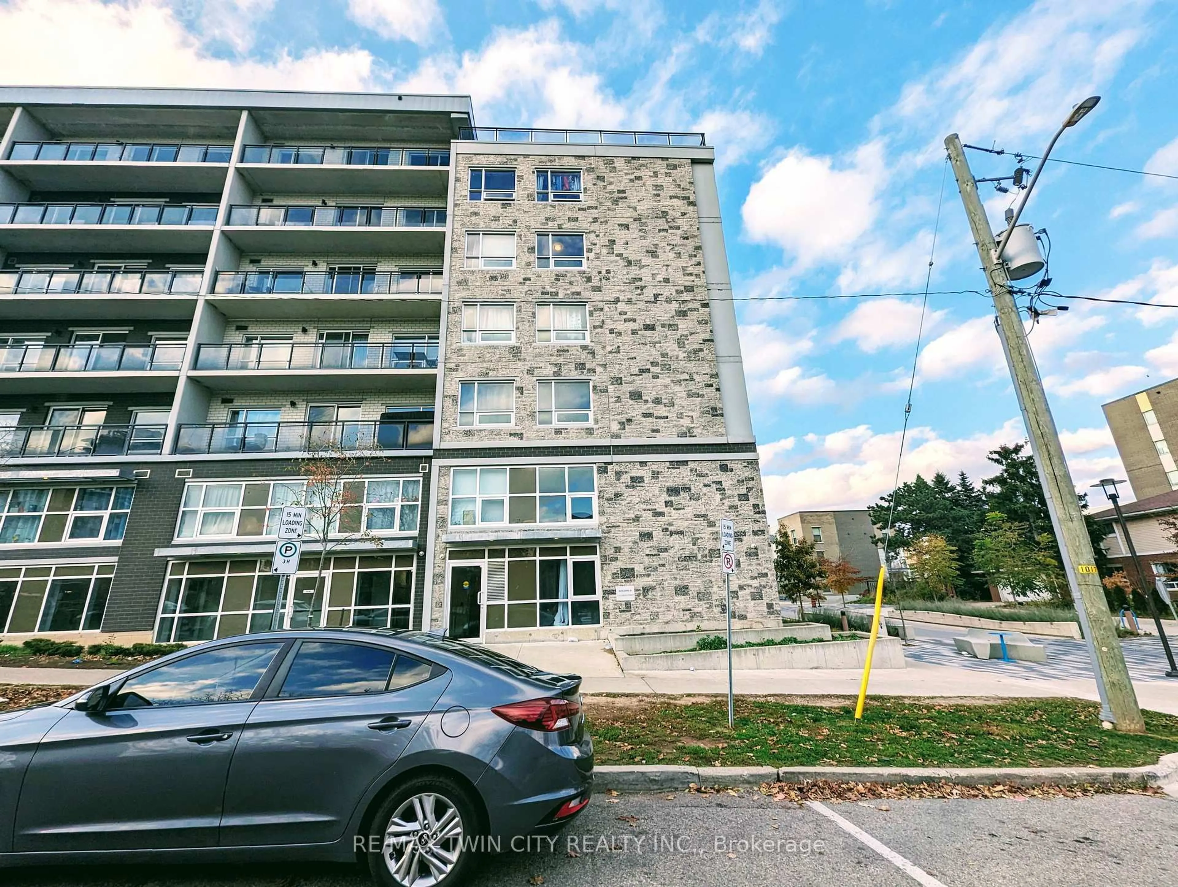 A pic from outside/outdoor area/front of a property/back of a property/a pic from drone, building for 275 B Larch St St #514, Waterloo Ontario N2L 3R2
