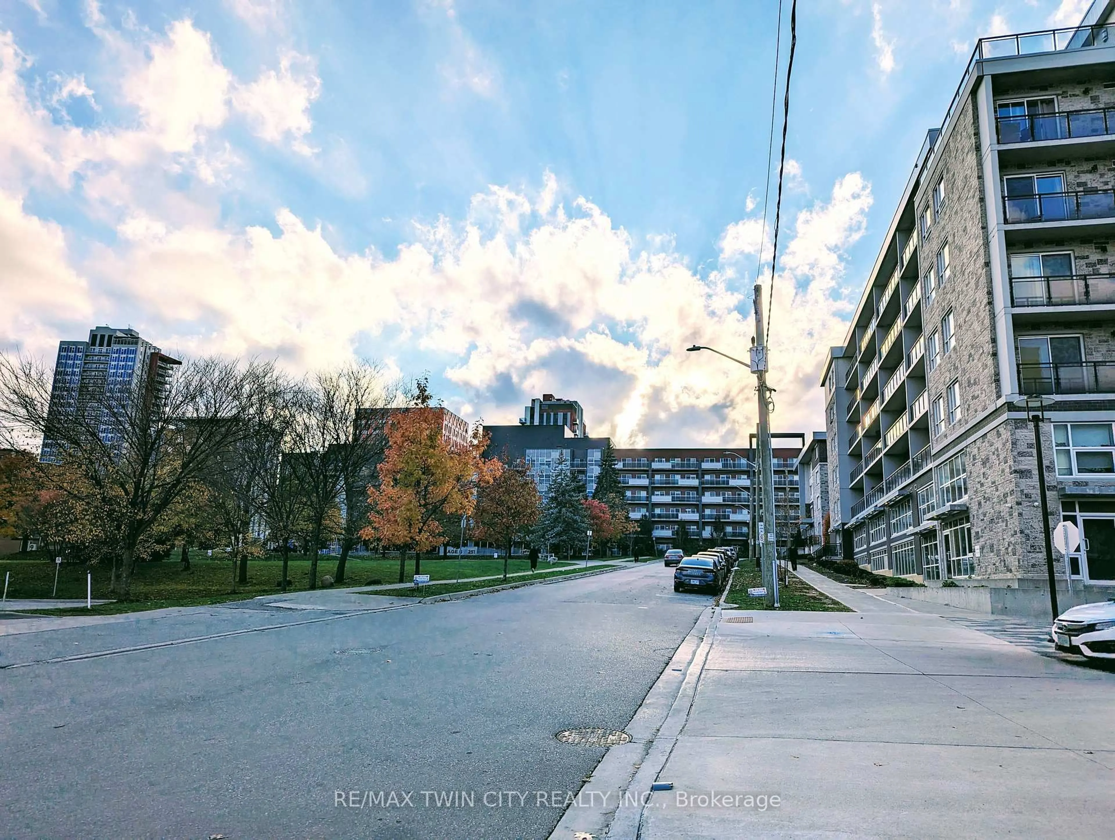 Blurry image for 275 B Larch St St #514, Waterloo Ontario N2L 3R2