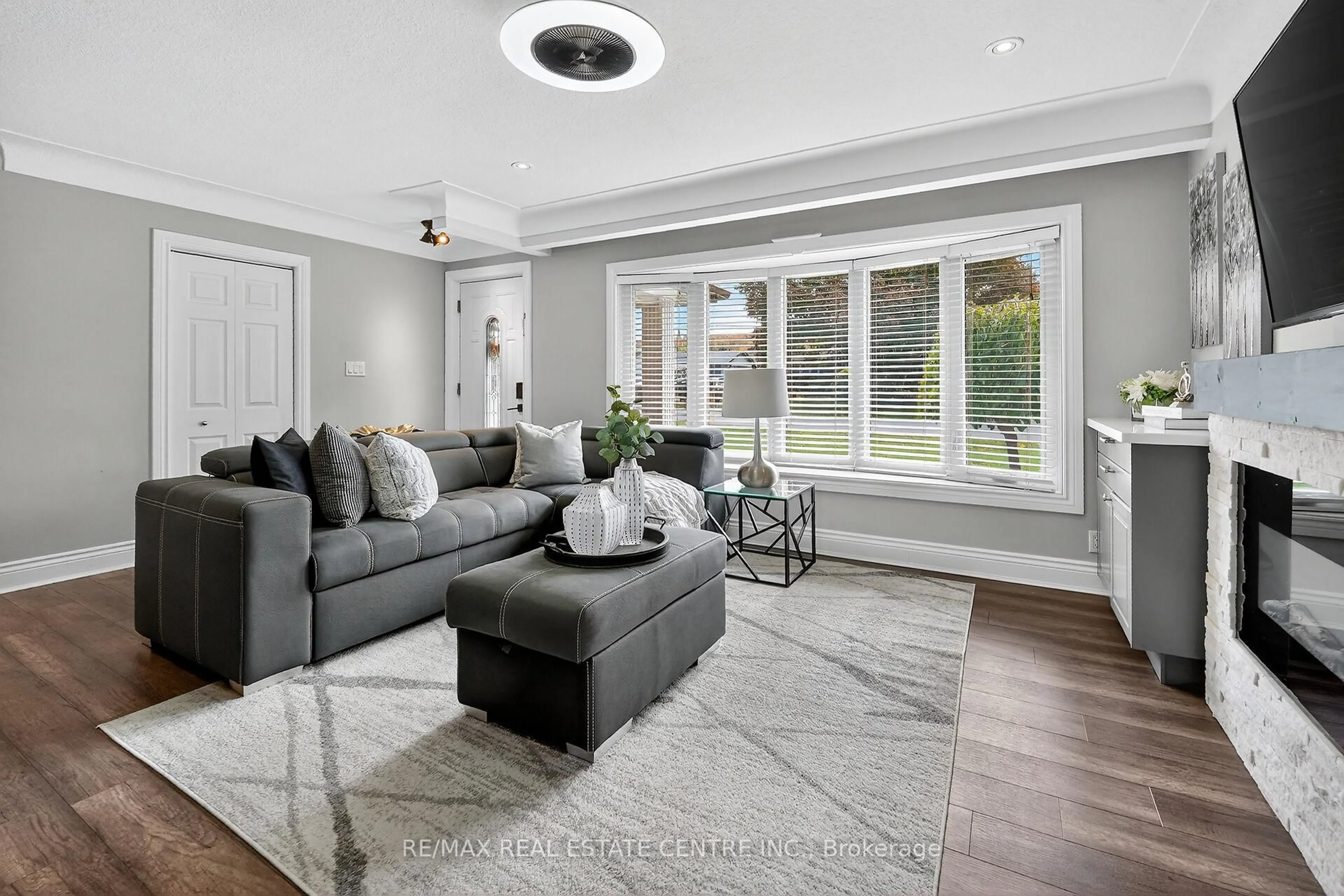 Living room with furniture, unknown for 23 Pinewood Ave, Grimsby Ontario L3M 1W2