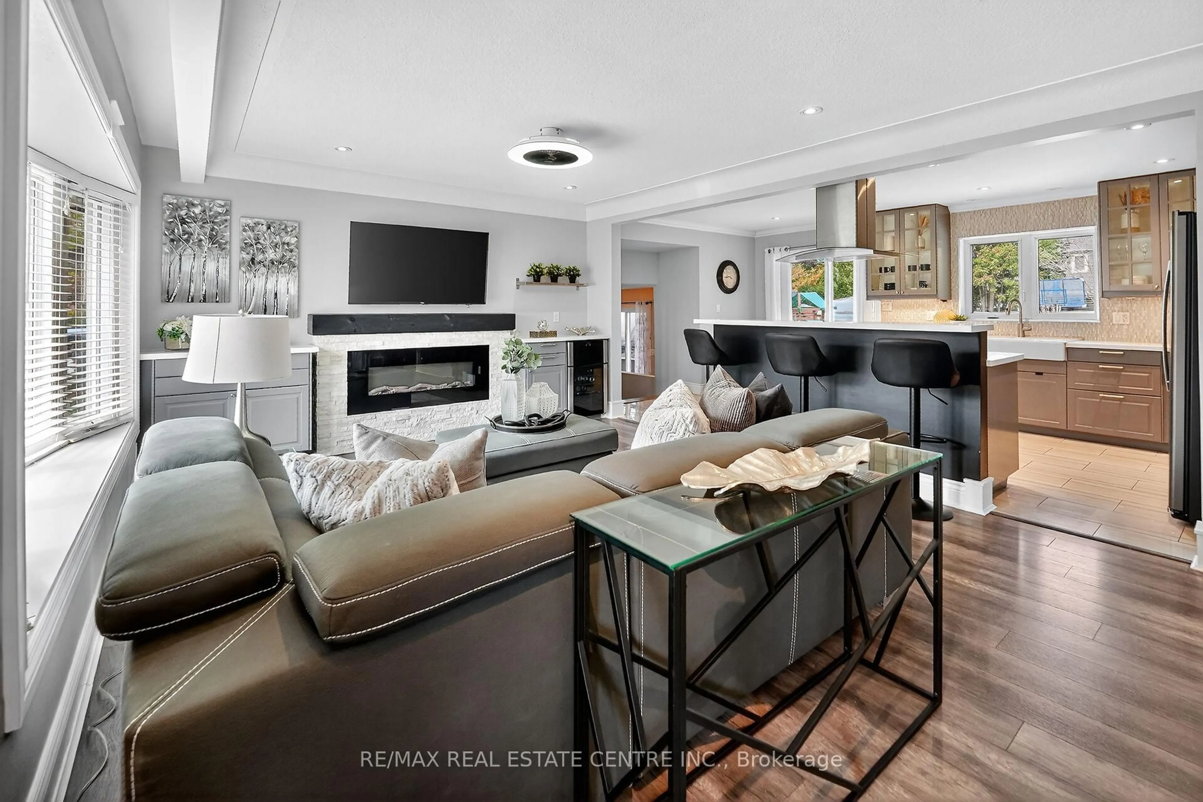 Living room with furniture, unknown for 23 Pinewood Ave, Grimsby Ontario L3M 1W2