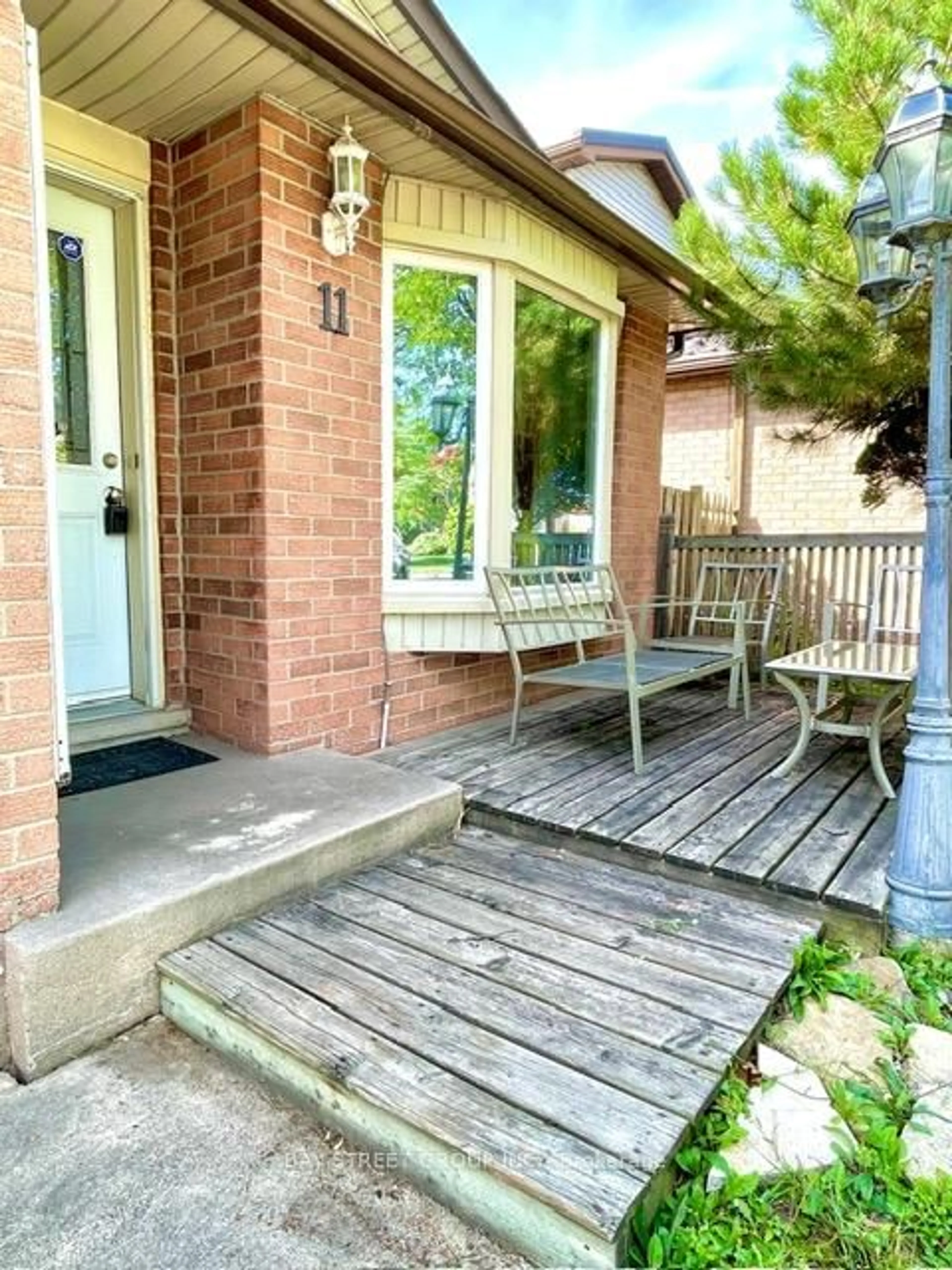 Patio, street for 11 Drakes Dr, Hamilton Ontario L6K 3J7