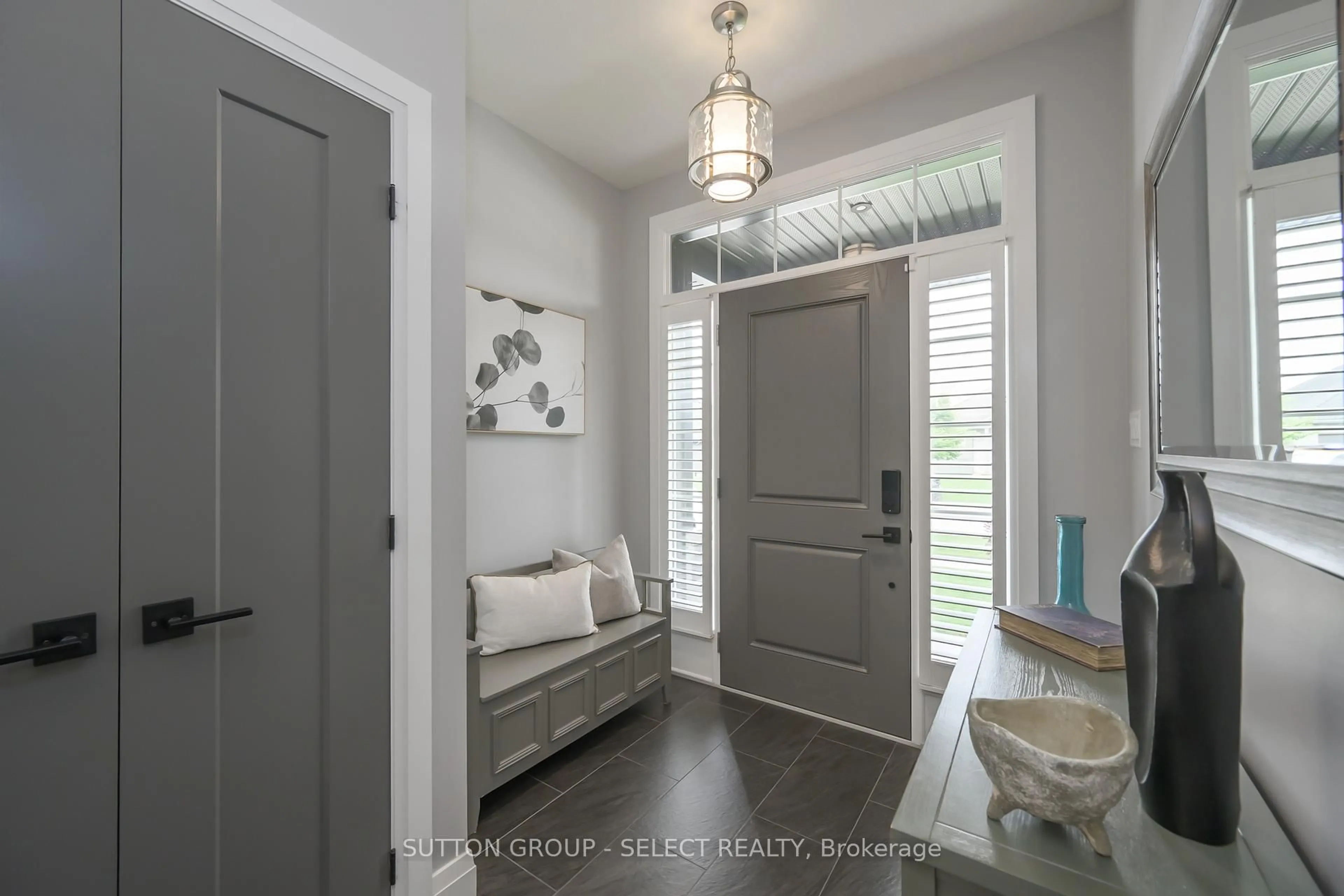 Indoor entryway for 697 Barker St, Strathroy-Caradoc Ontario N0L 1W0