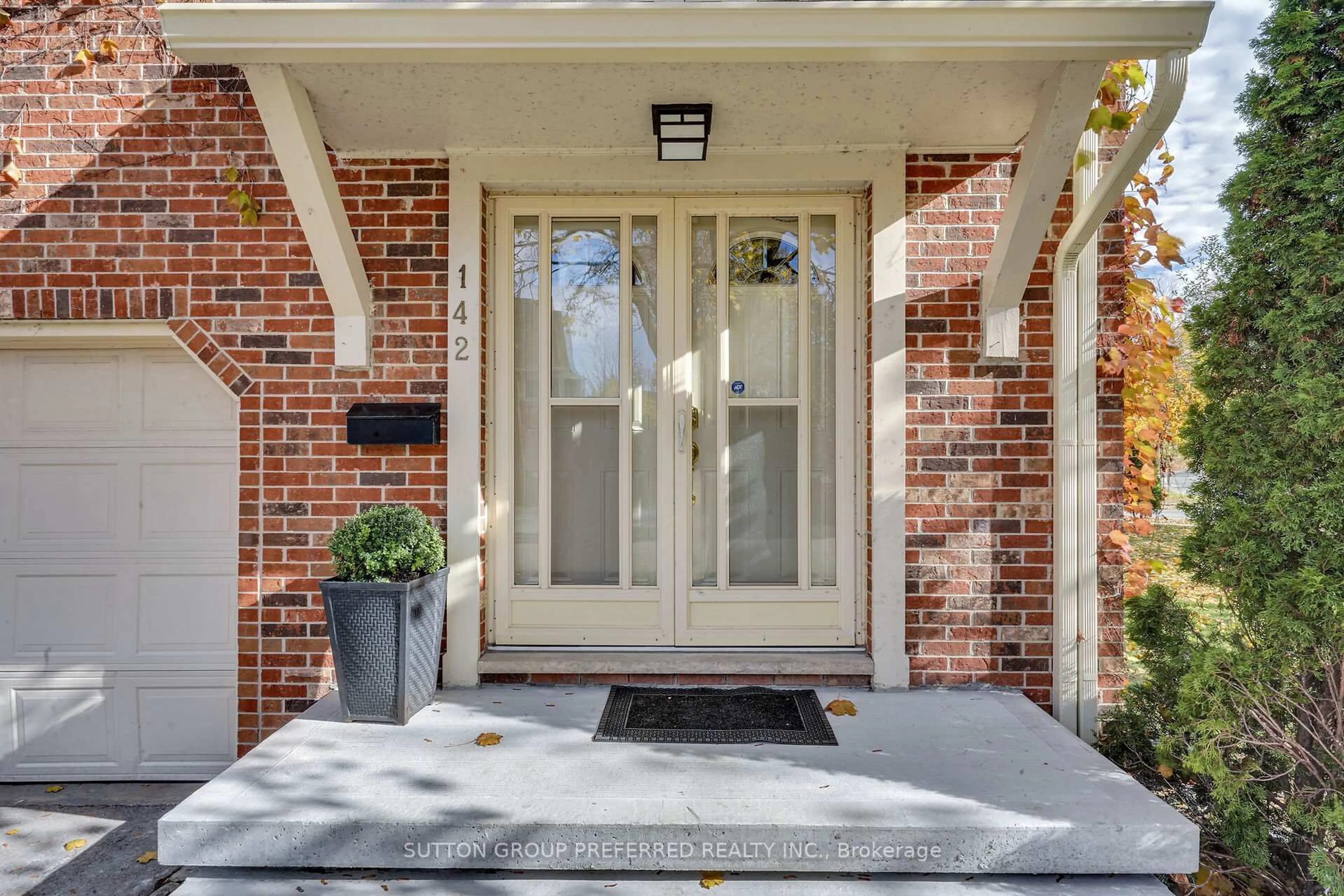 Indoor entryway for 900 POND VIEW Rd #142, London South Ontario N5Z 4L7