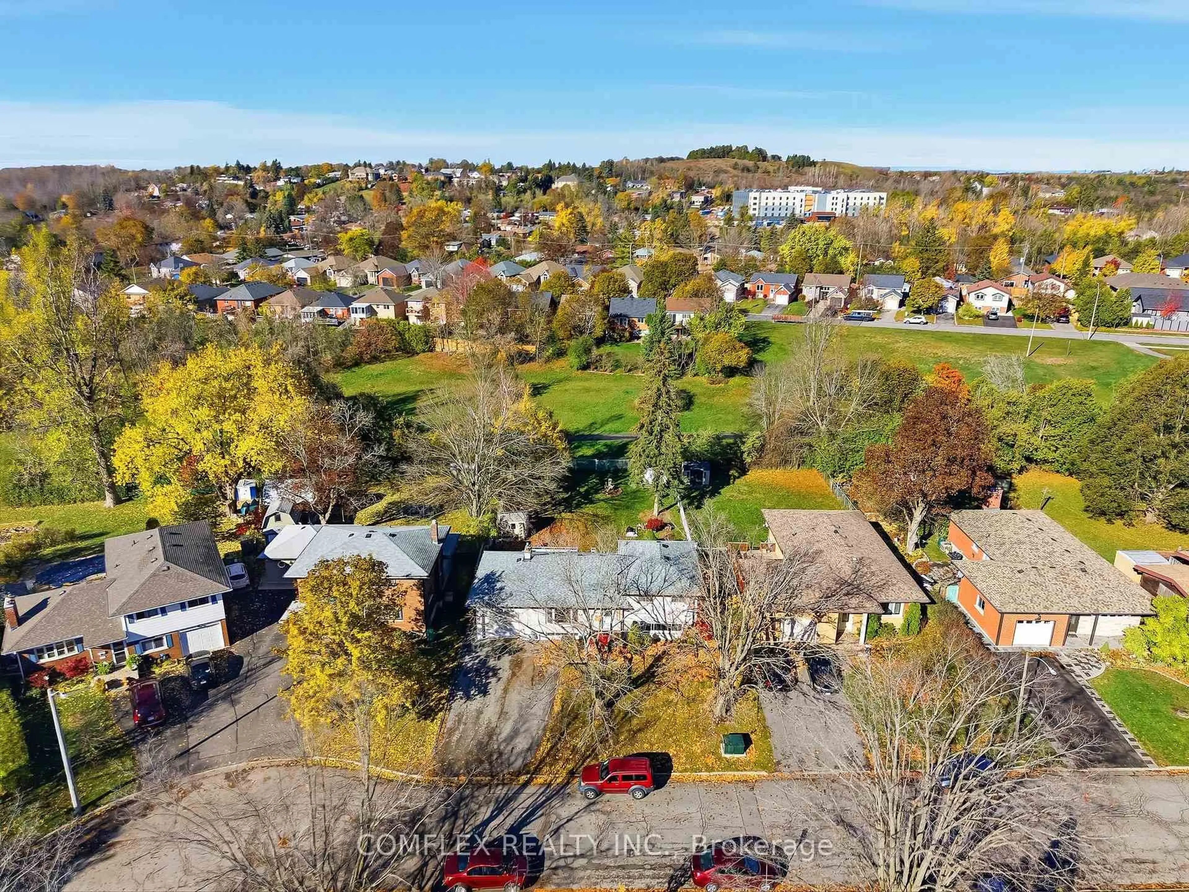 A pic from outside/outdoor area/front of a property/back of a property/a pic from drone, street for 805 Highland Crt, Peterborough Ontario K9H 5K1