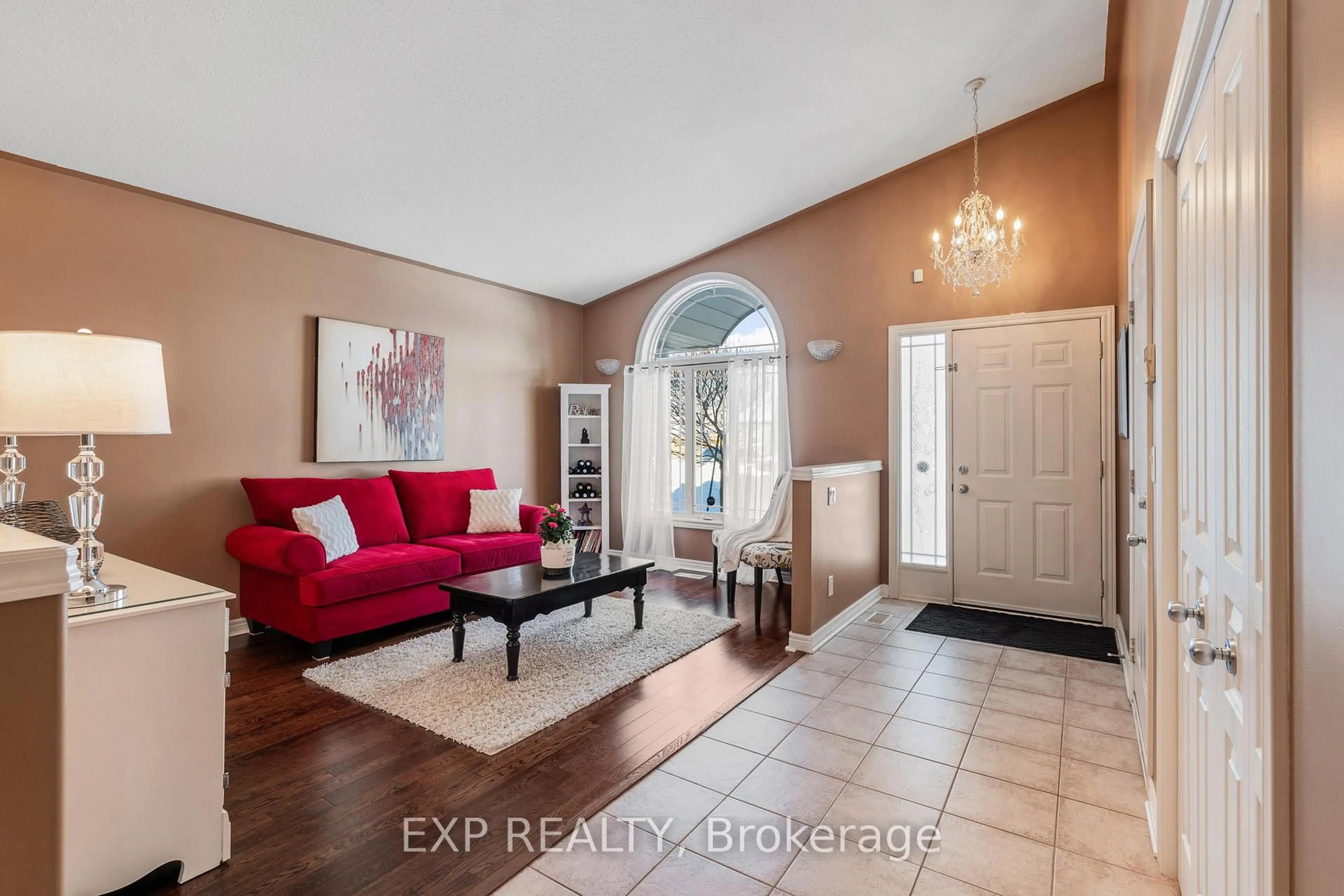 Indoor entryway for 7090 Julie Dr, Niagara Falls Ontario L2H 3L4