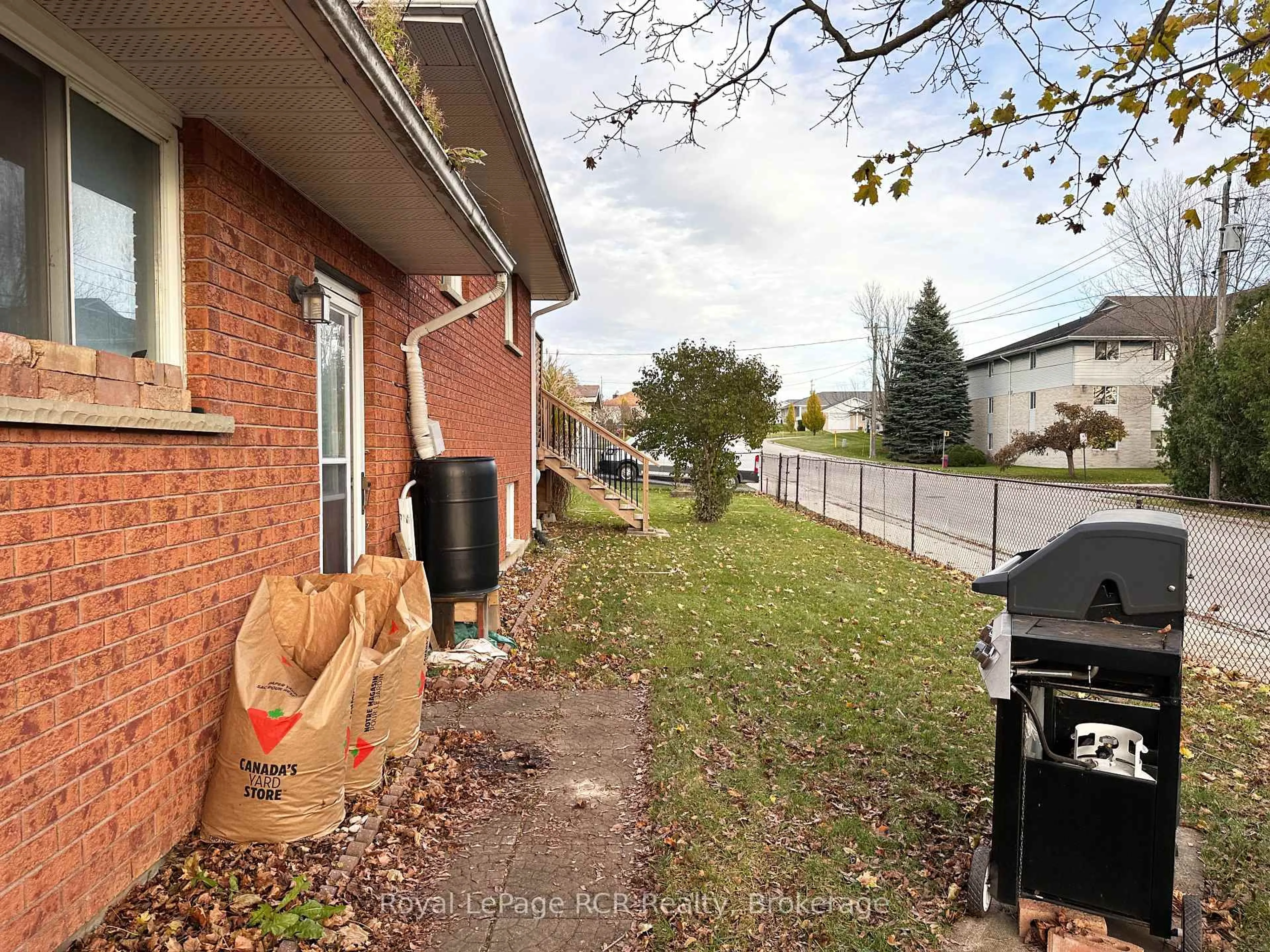 A pic from outside/outdoor area/front of a property/back of a property/a pic from drone, street for 389 17th Ave, Hanover Ontario N4N 3A2