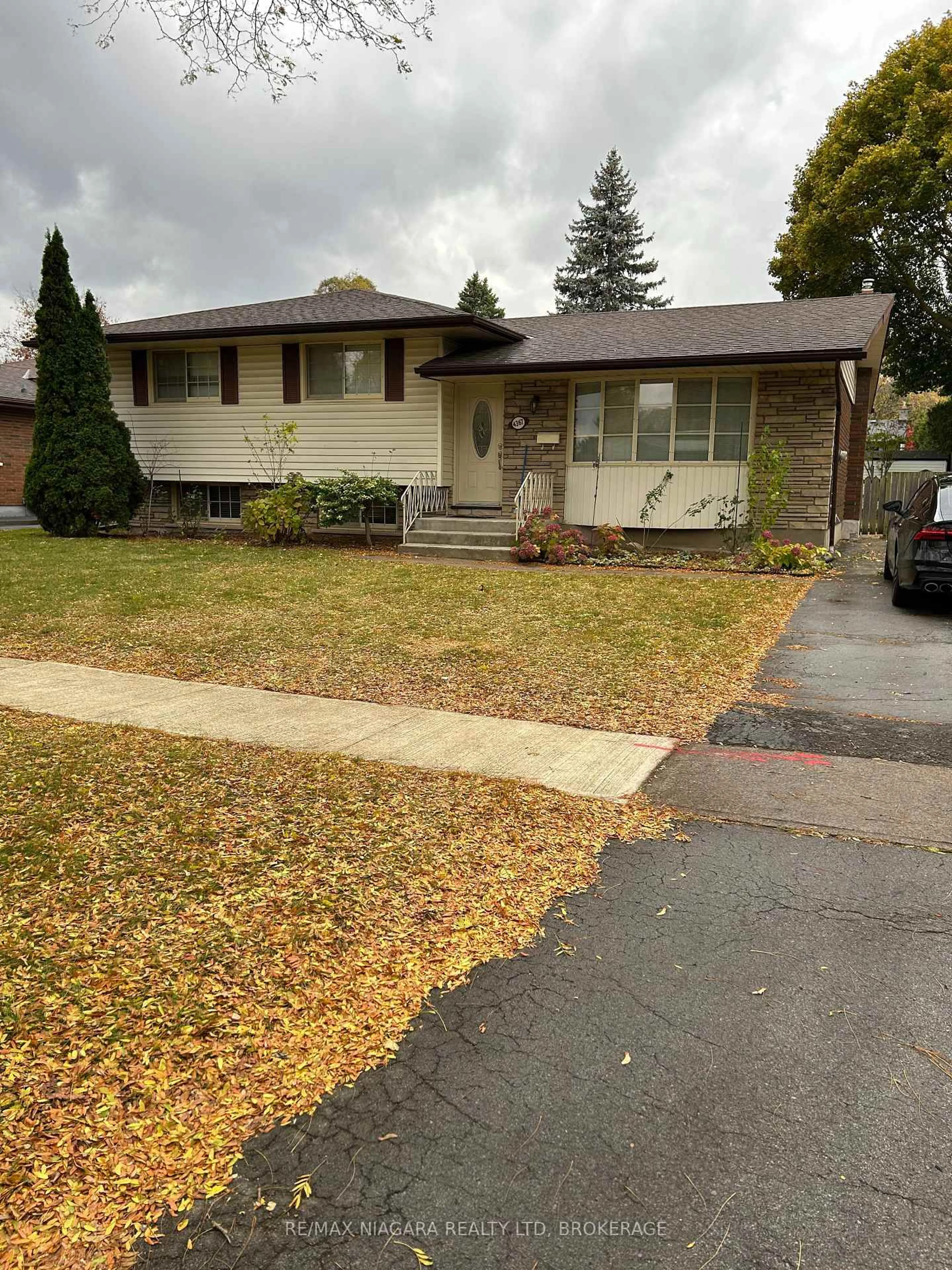 Home with vinyl exterior material, street for 4367 Maplewood Ave, Niagara Falls Ontario L2E 5T6