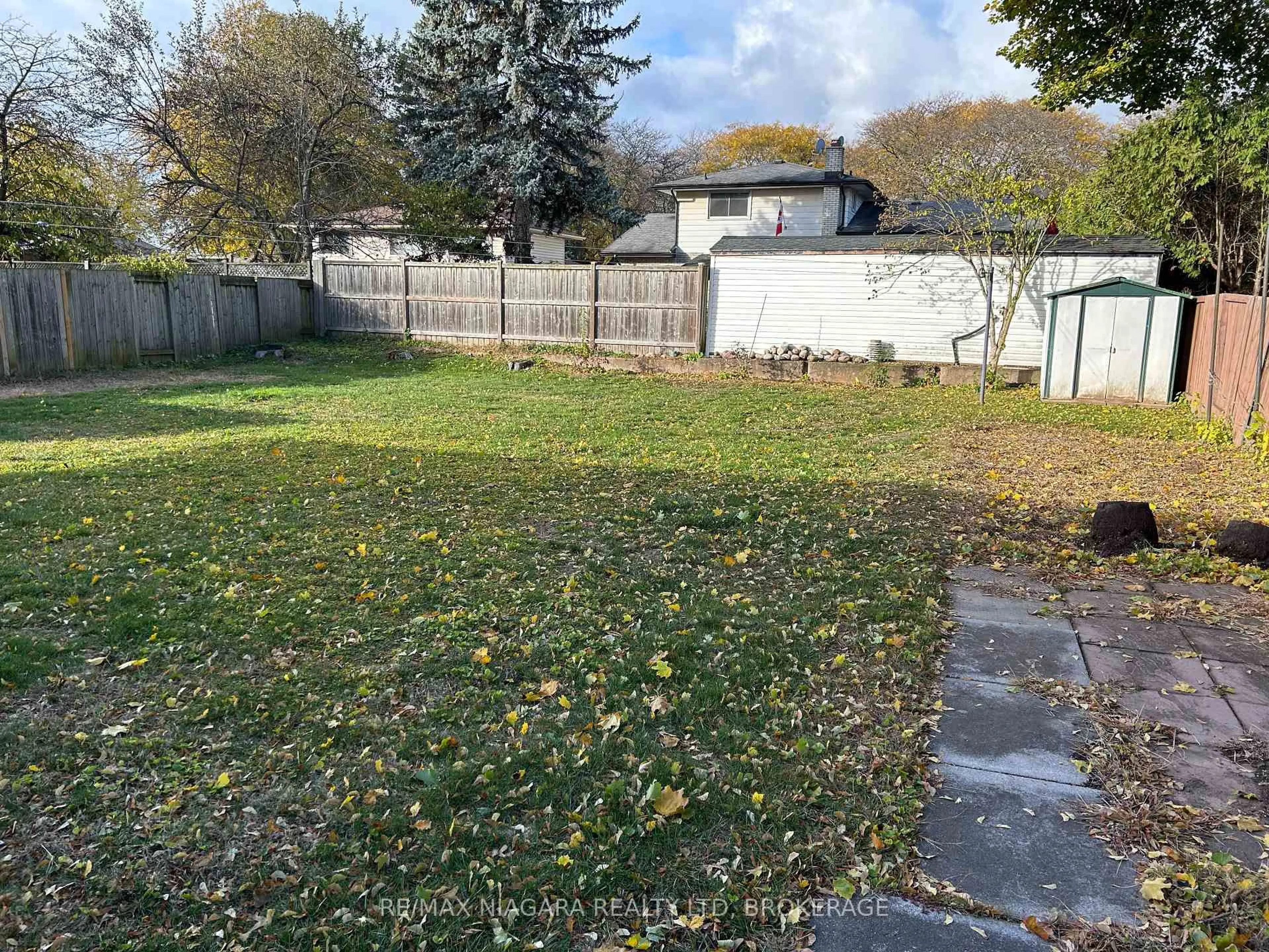 A pic from outside/outdoor area/front of a property/back of a property/a pic from drone, street for 4367 Maplewood Ave, Niagara Falls Ontario L2E 5T6