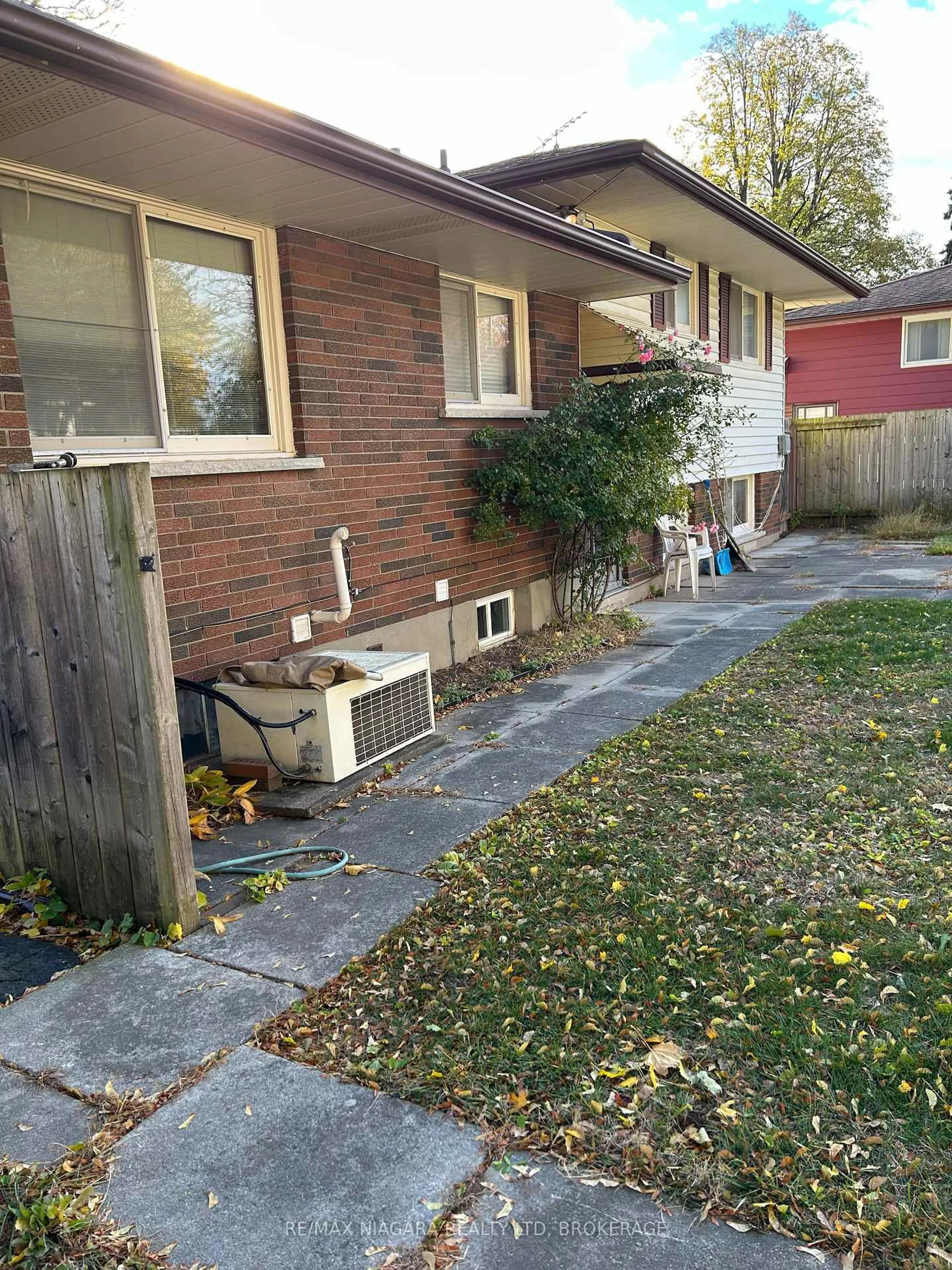 Patio, street for 4367 Maplewood Ave, Niagara Falls Ontario L2E 5T6