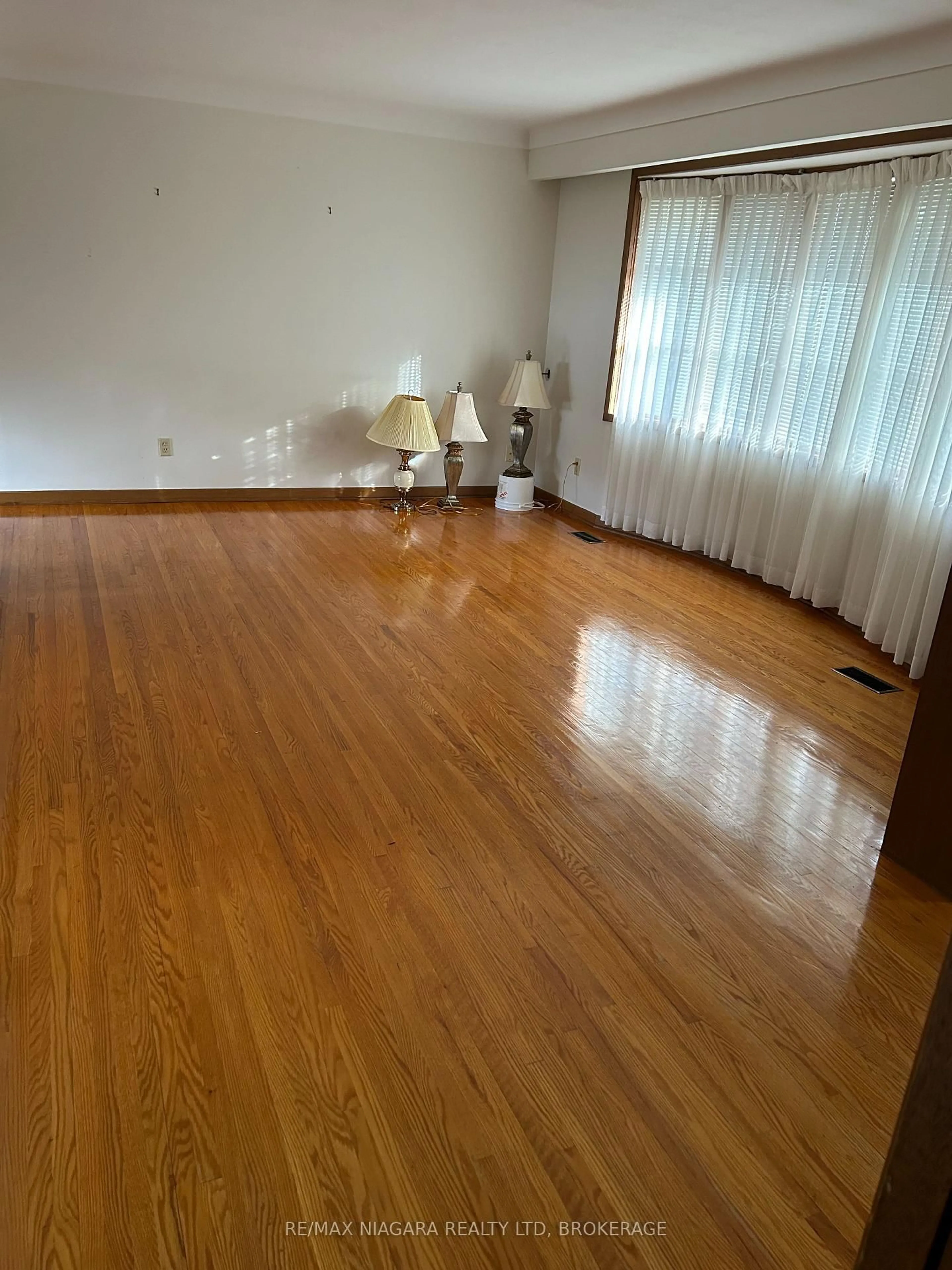 A pic of a room for 4367 Maplewood Ave, Niagara Falls Ontario L2E 5T6