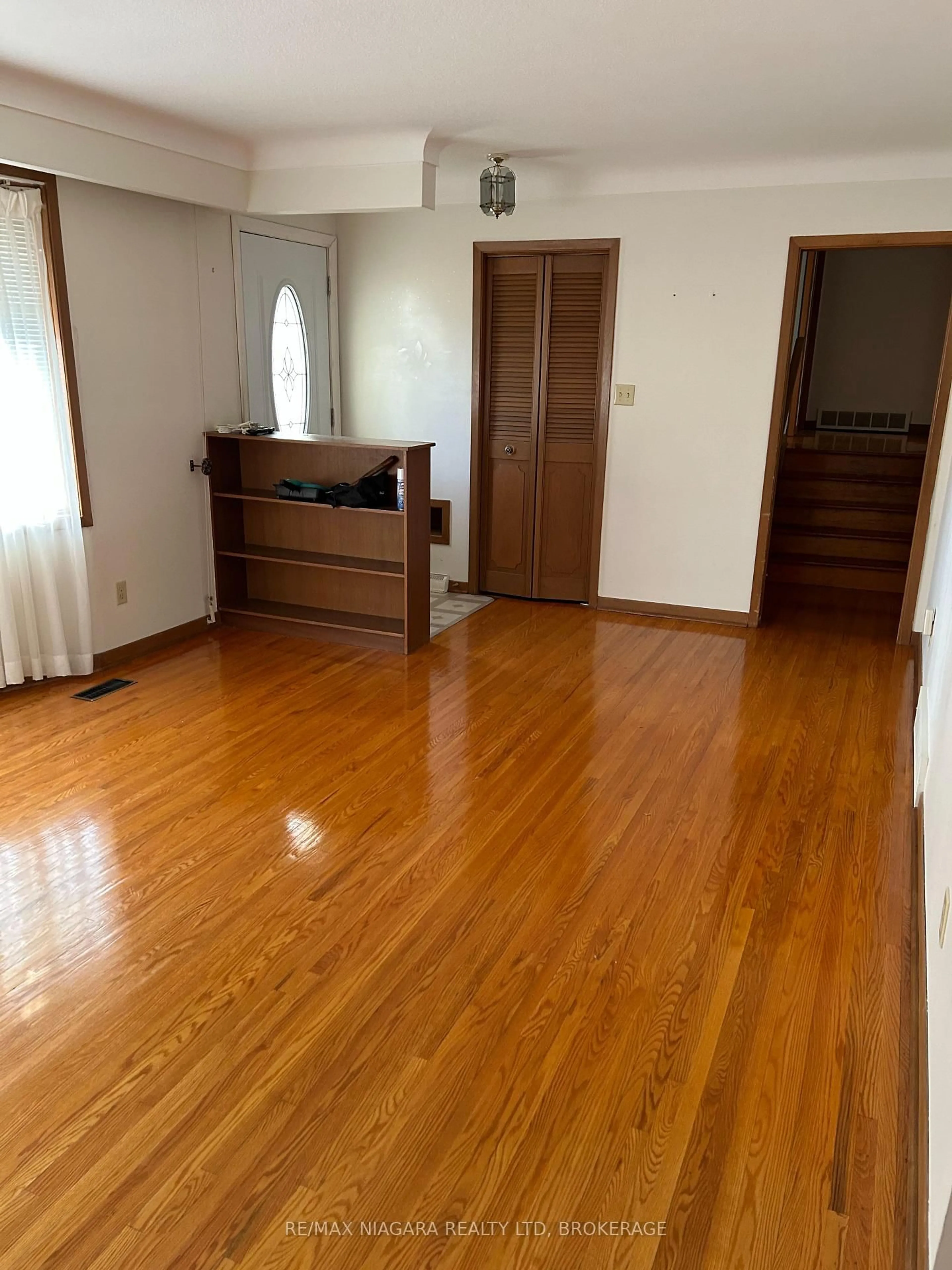 A pic of a room for 4367 Maplewood Ave, Niagara Falls Ontario L2E 5T6