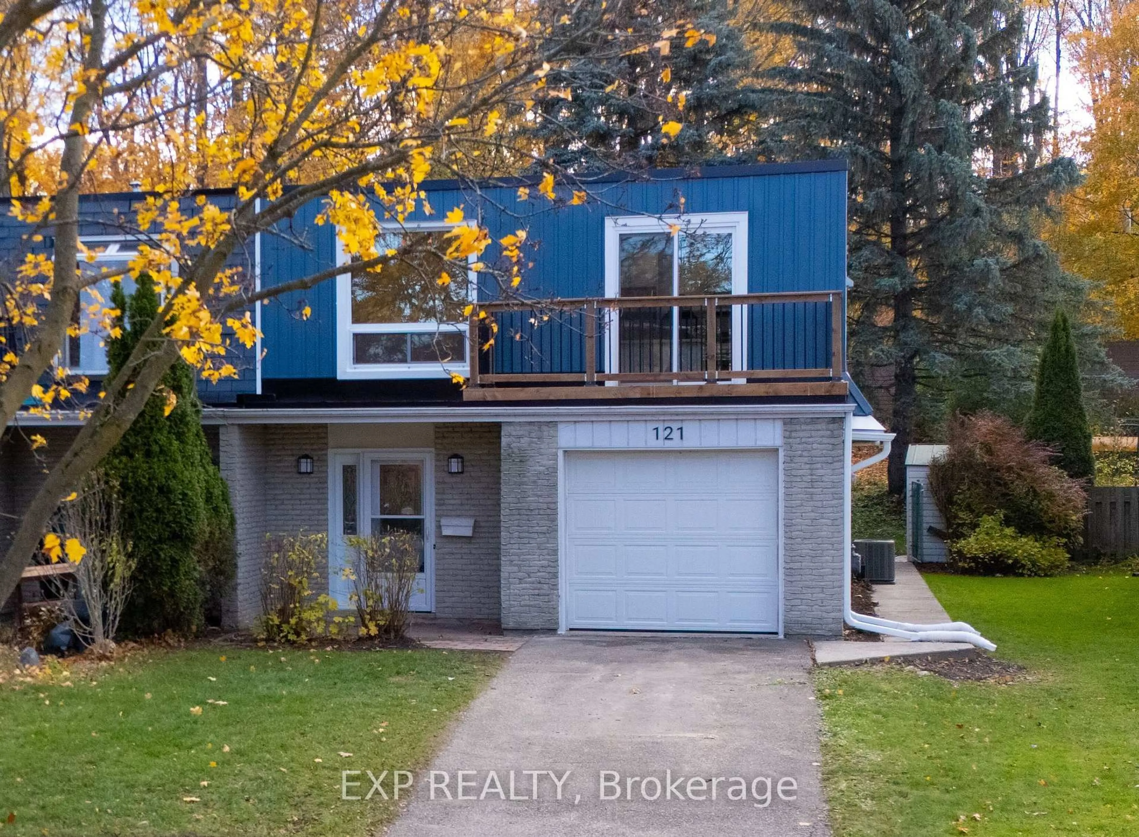 A pic from outside/outdoor area/front of a property/back of a property/a pic from drone, street for 121 Ingleside Dr, Kitchener Ontario N2M 2G9