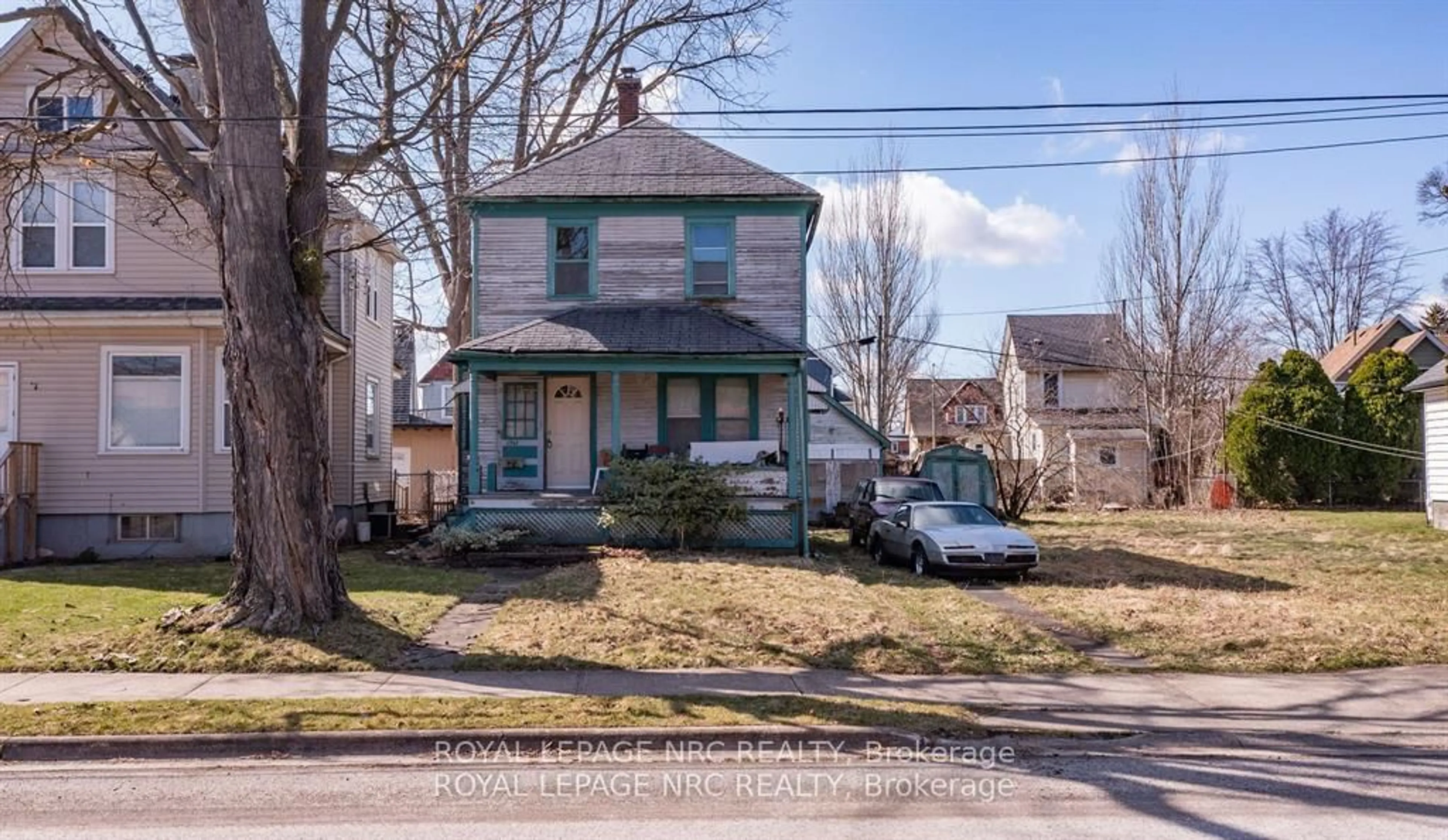 A pic from outside/outdoor area/front of a property/back of a property/a pic from drone, street for 4742 Epworth Circ, Niagara Falls Ontario L2E 1C9