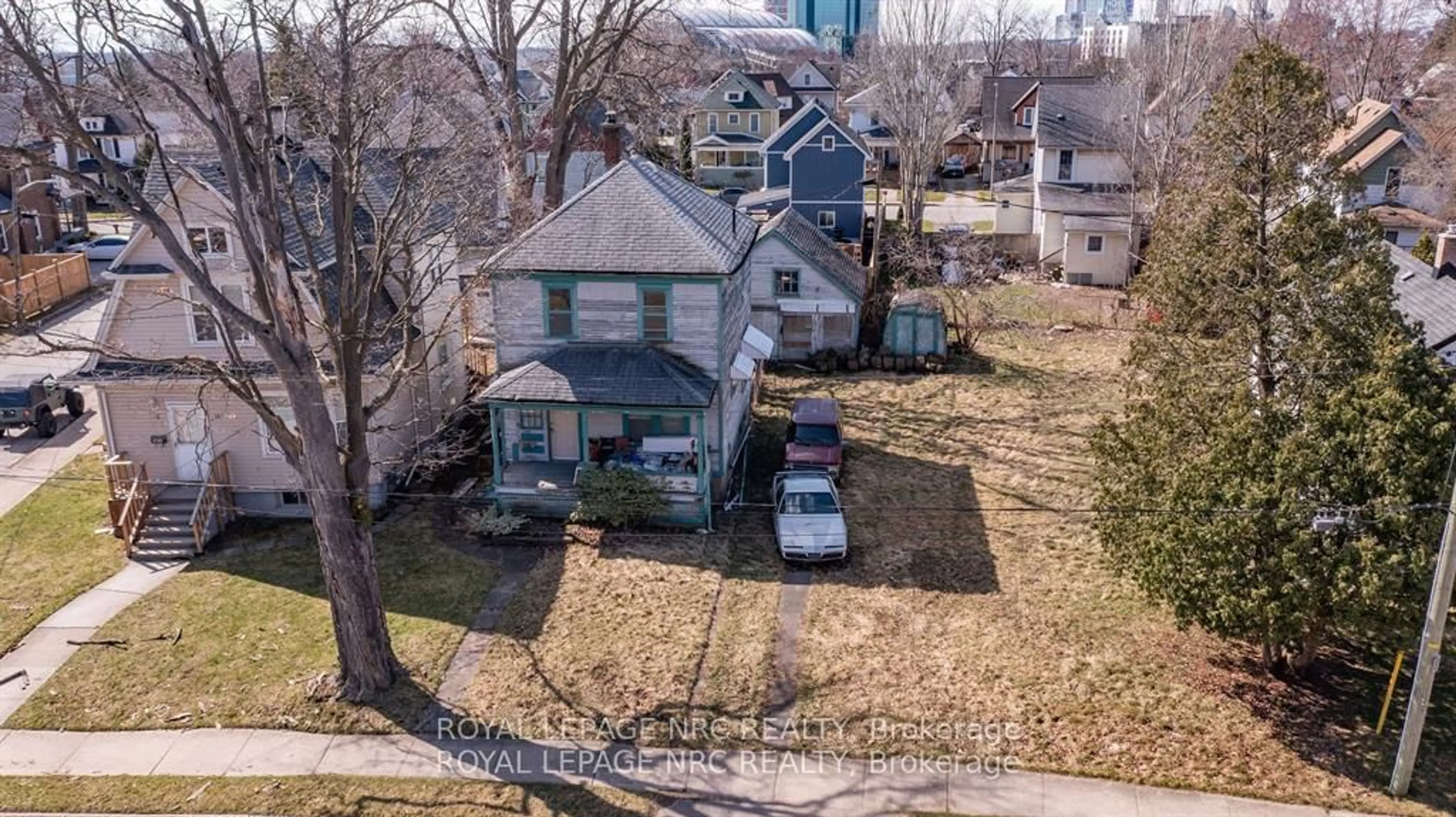 A pic from outside/outdoor area/front of a property/back of a property/a pic from drone, street for 4742 Epworth Circ, Niagara Falls Ontario L2E 1C9