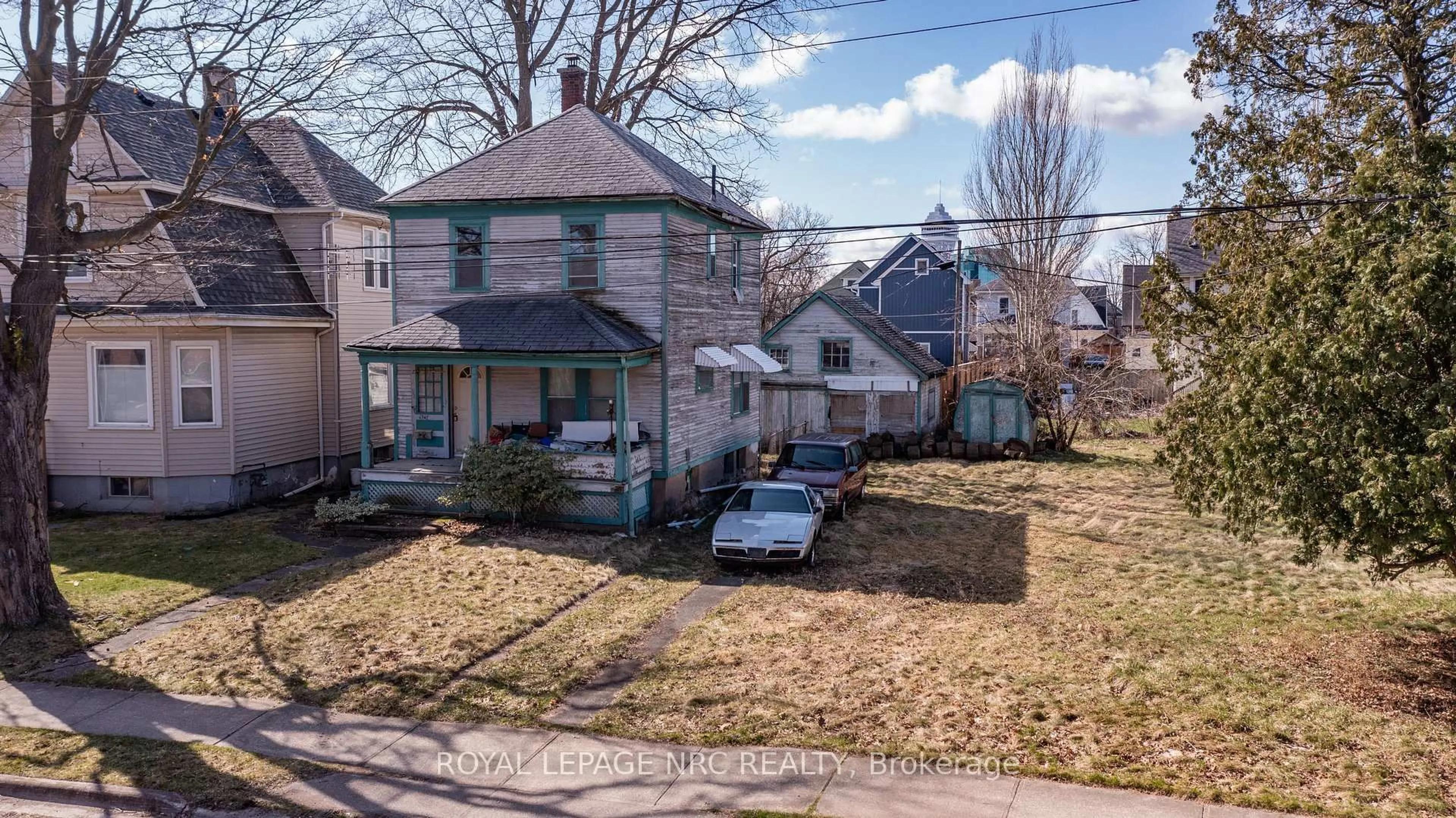A pic from outside/outdoor area/front of a property/back of a property/a pic from drone, street for 4742 Epworth Circ, Niagara Falls Ontario L2E 1C9