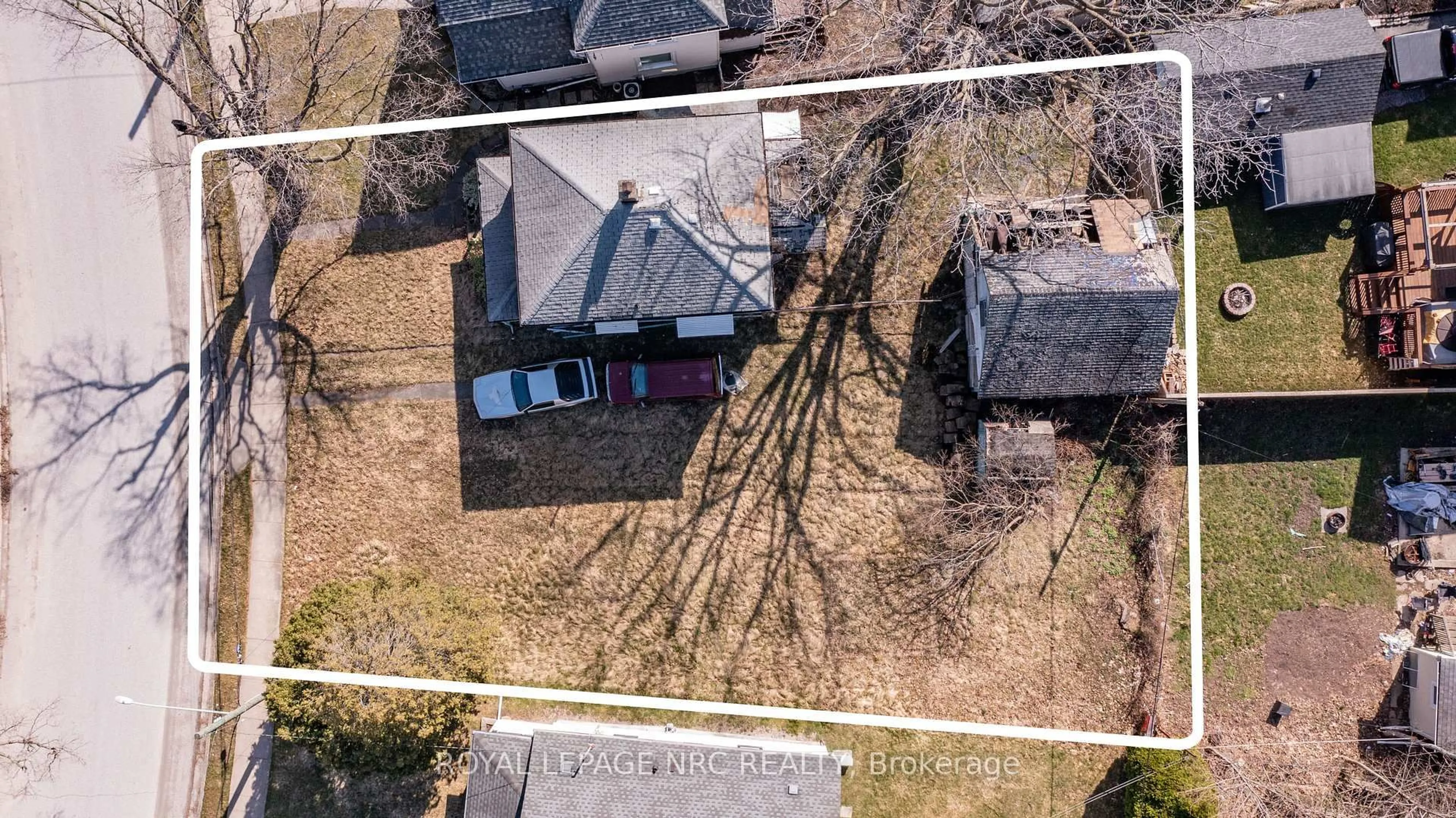 A pic from outside/outdoor area/front of a property/back of a property/a pic from drone, street for 4742 Epworth Circ, Niagara Falls Ontario L2E 1C9
