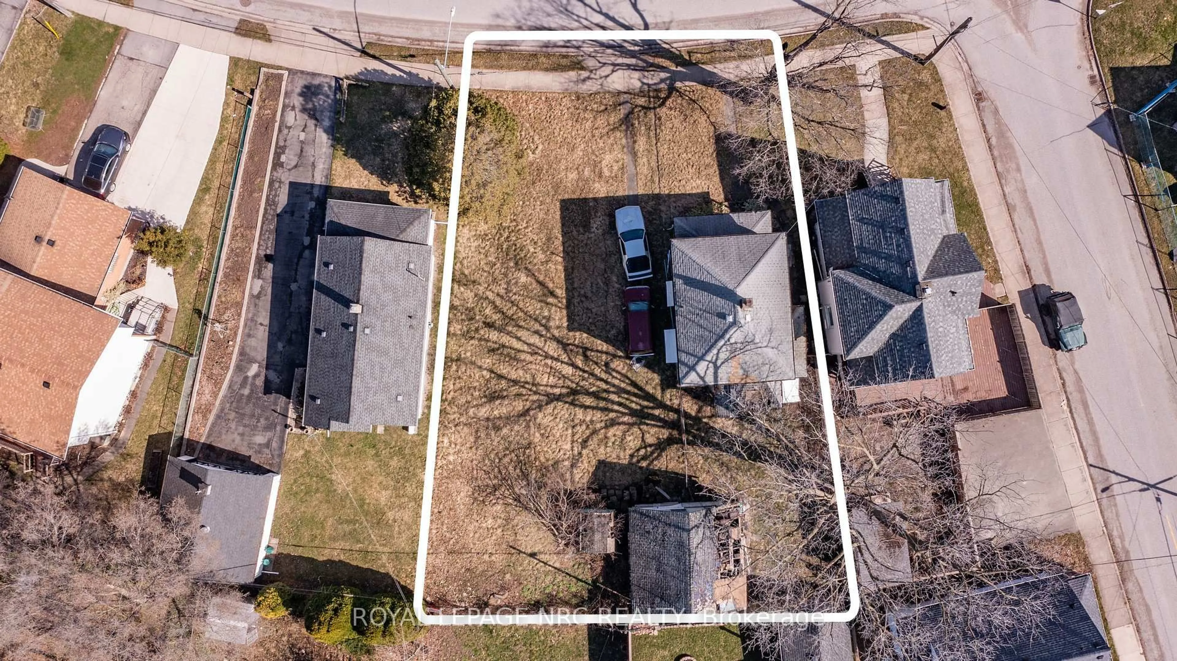 A pic from outside/outdoor area/front of a property/back of a property/a pic from drone, street for 4742 Epworth Circ, Niagara Falls Ontario L2E 1C9