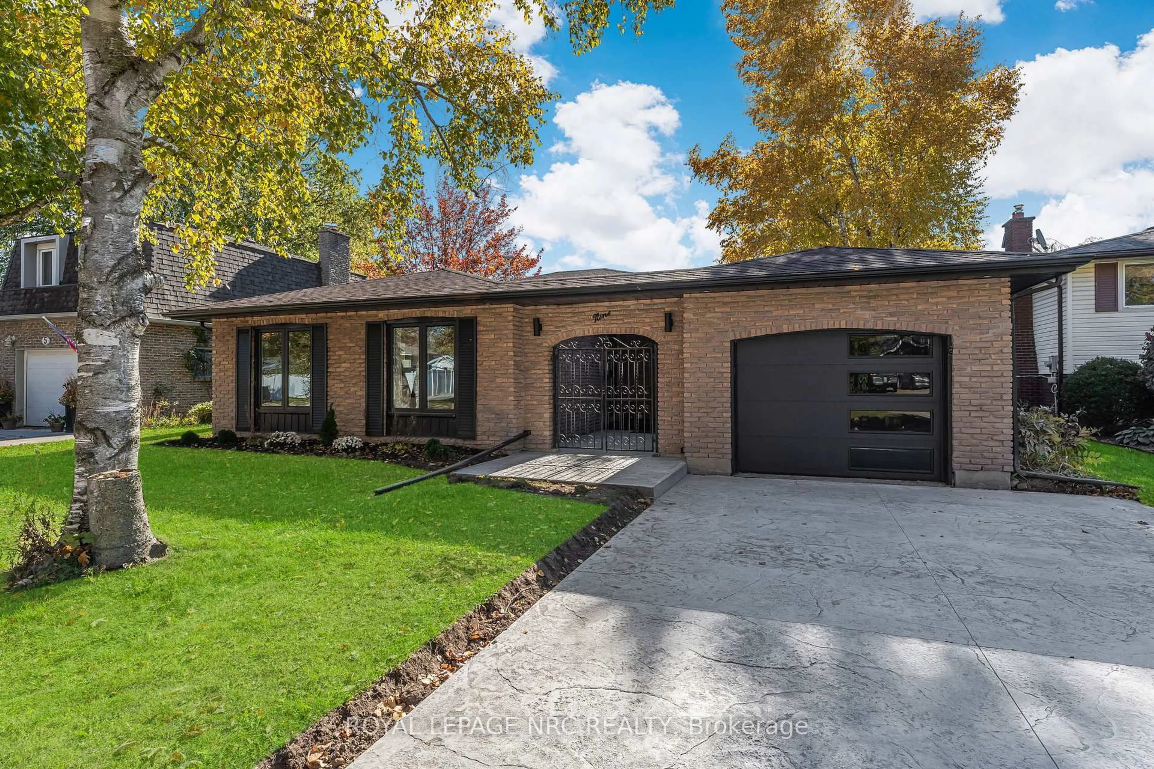 Home with brick exterior material, street for 9 Windermere Crt, Welland Ontario L3C 5V4