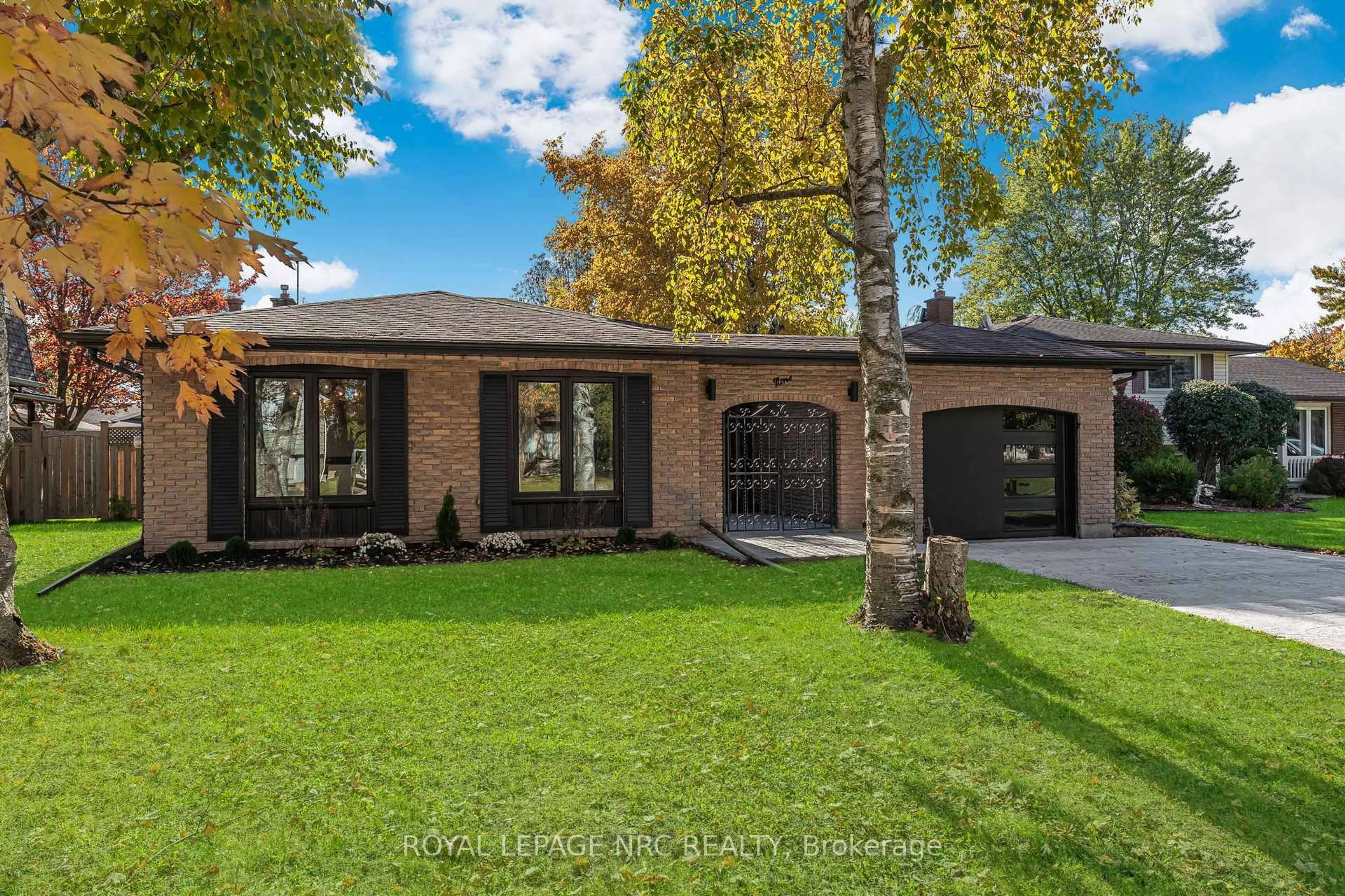Home with brick exterior material, street for 9 Windermere Crt, Welland Ontario L3C 5V4