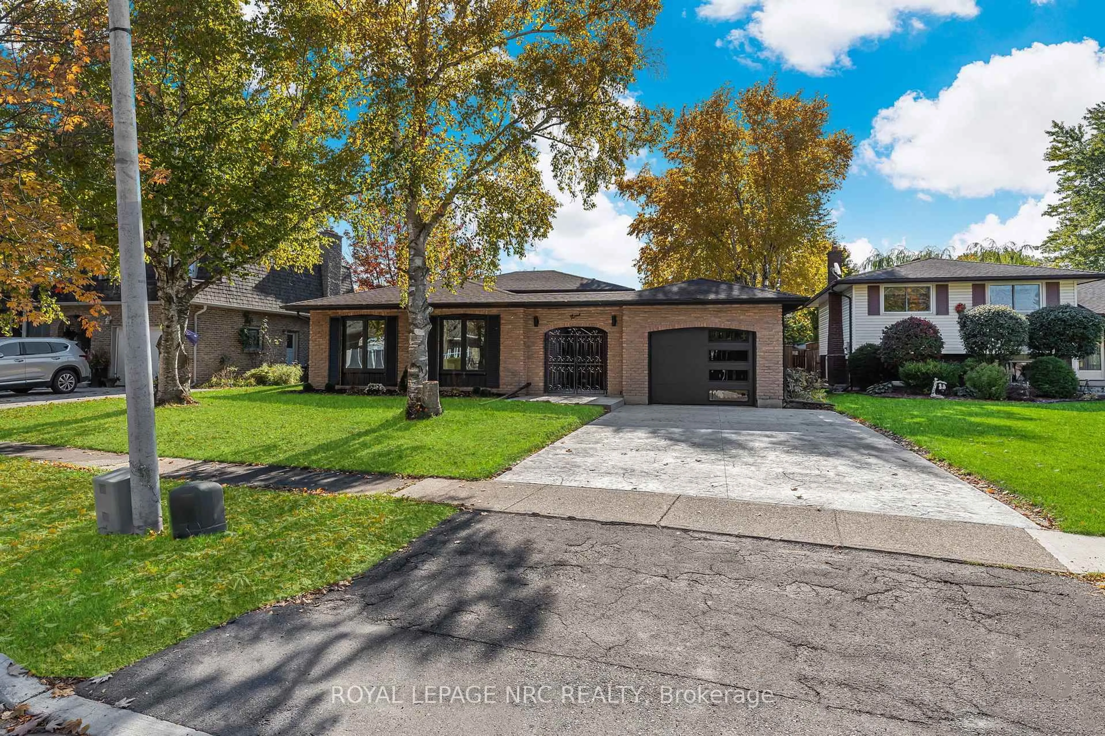 Home with brick exterior material, street for 9 Windermere Crt, Welland Ontario L3C 5V4