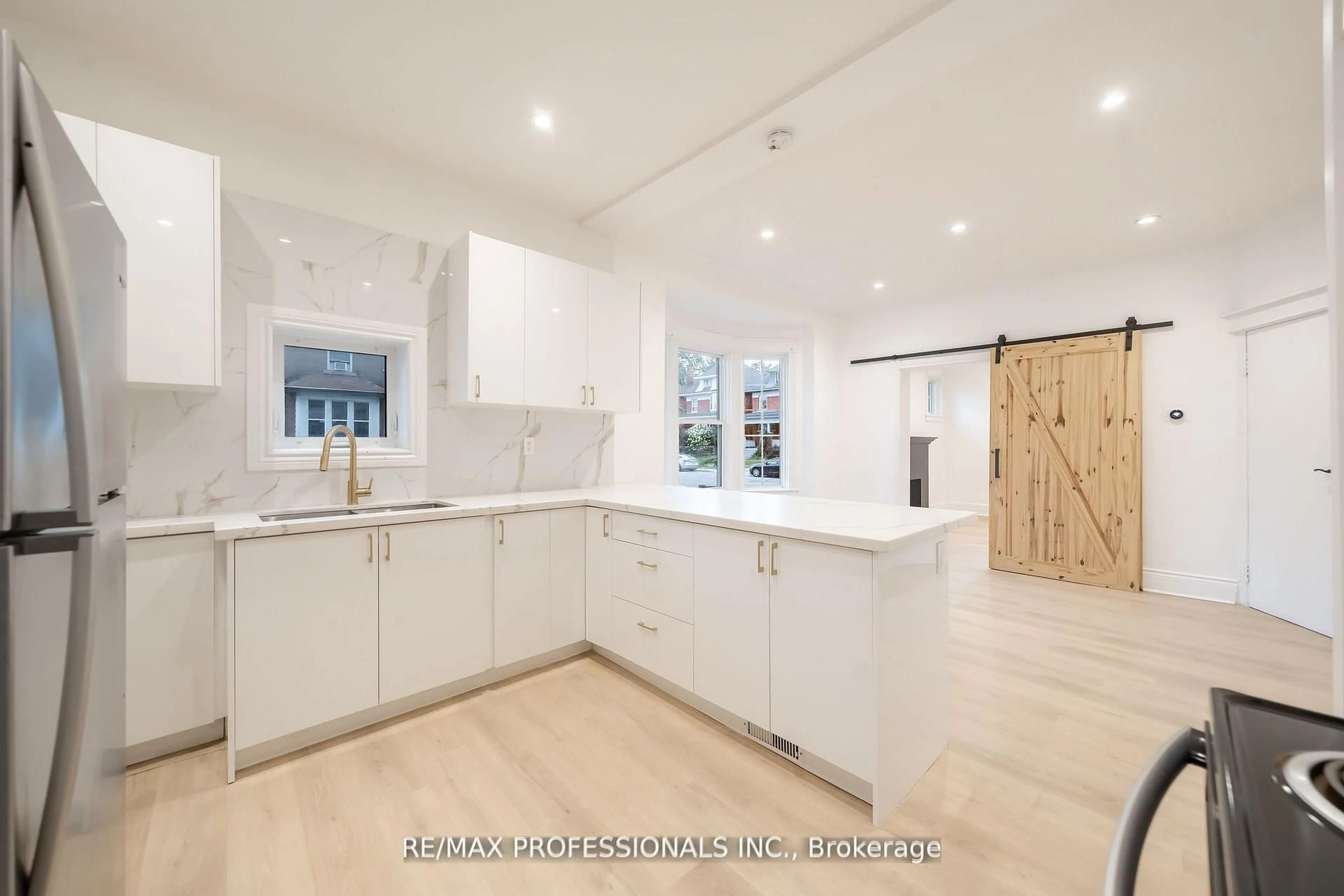 Open concept kitchen, ceramic/tile floor for 129 Balsam Ave, Hamilton Ontario L8M 3B4