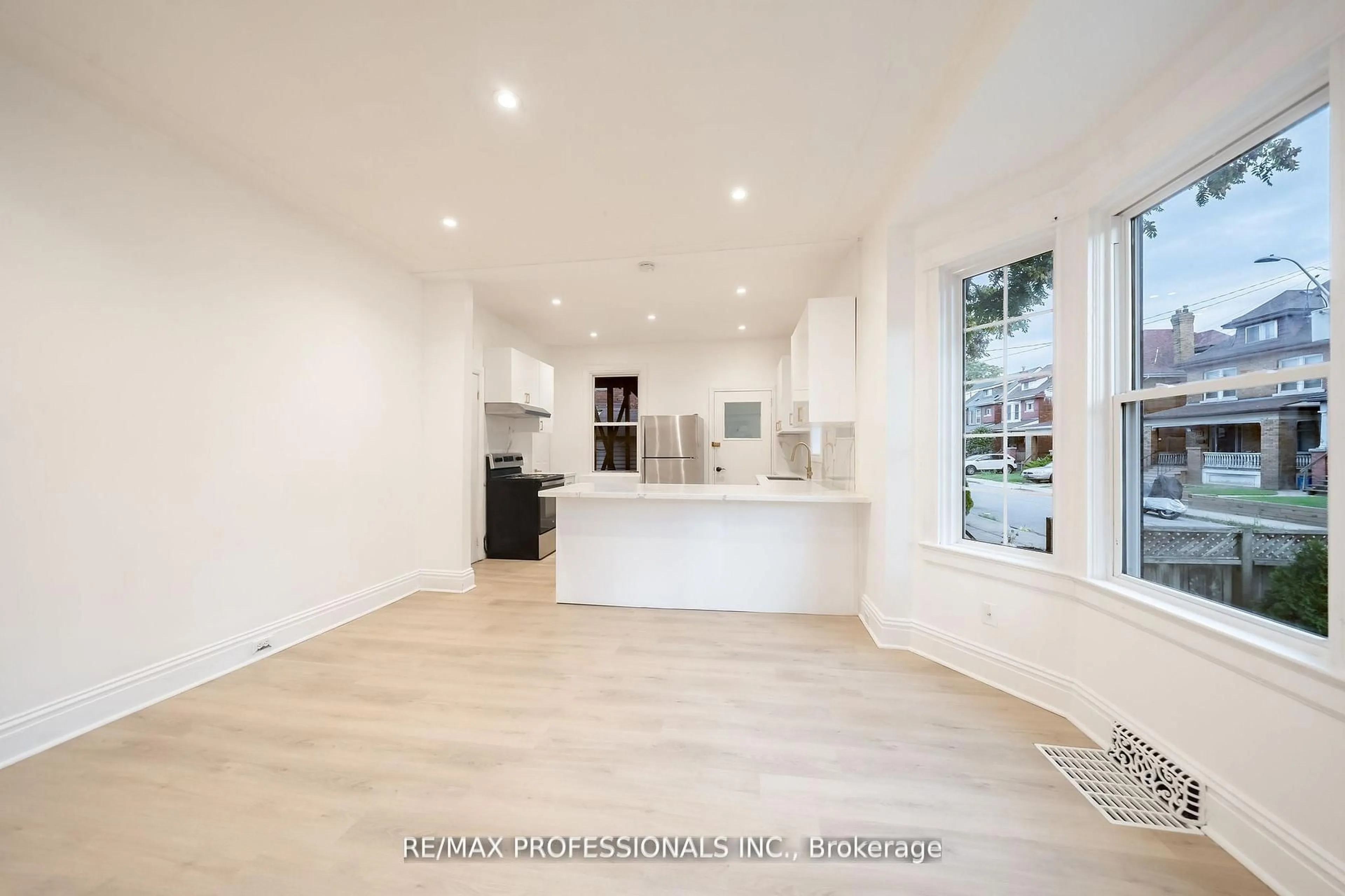 Open concept kitchen, unknown for 129 Balsam Ave, Hamilton Ontario L8M 3B4