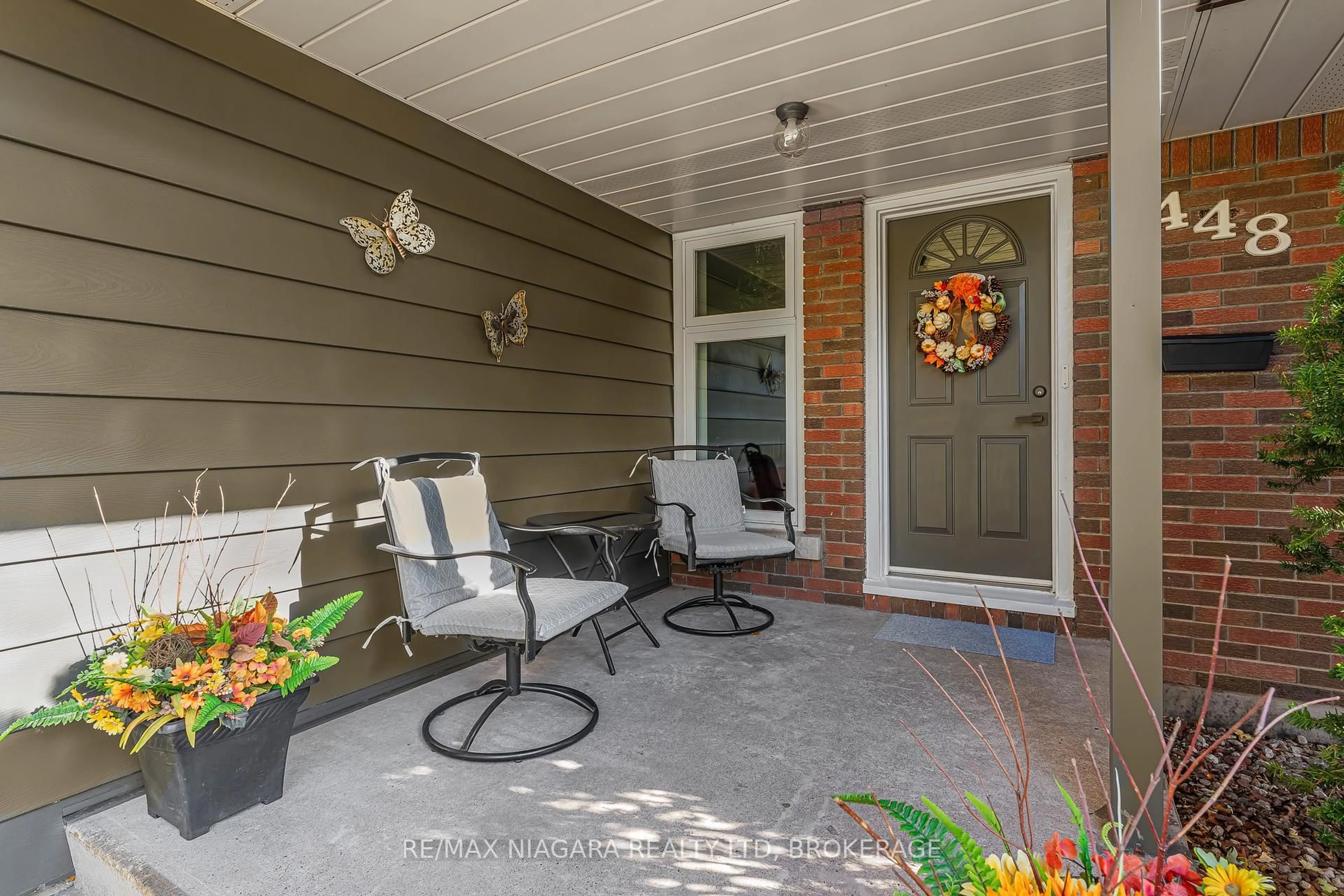 Indoor entryway for 448 Bunting Rd, St. Catharines Ontario L2M 3Z4