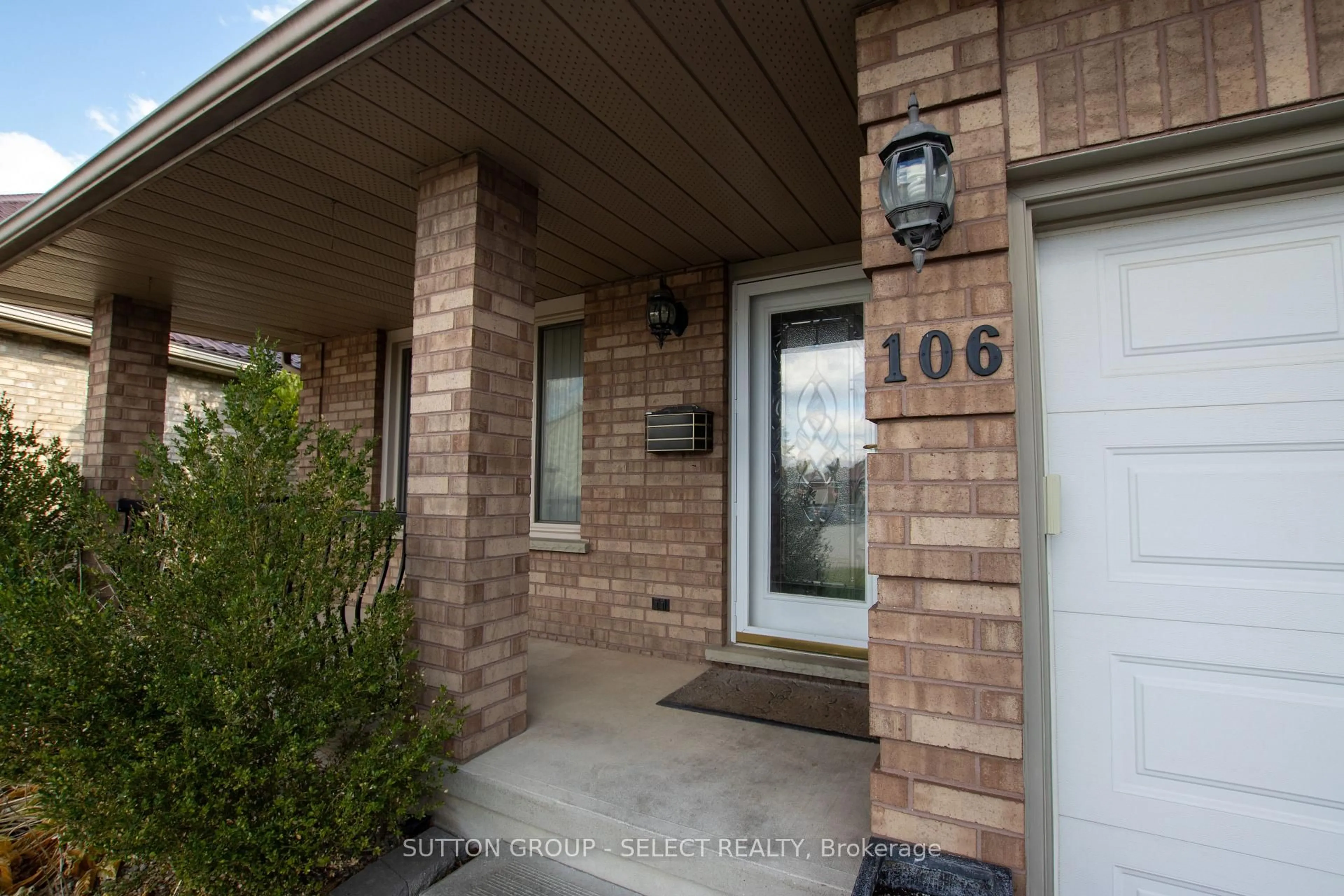 Indoor entryway for 106 CHRISTIANS Crt, London East Ontario N5V 4P1