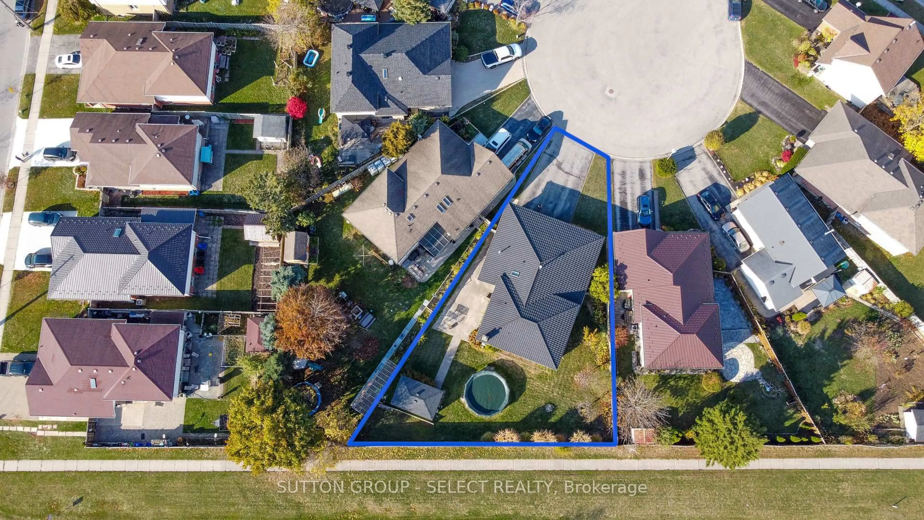 A pic from outside/outdoor area/front of a property/back of a property/a pic from drone, street for 106 CHRISTIANS Crt, London East Ontario N5V 4P1